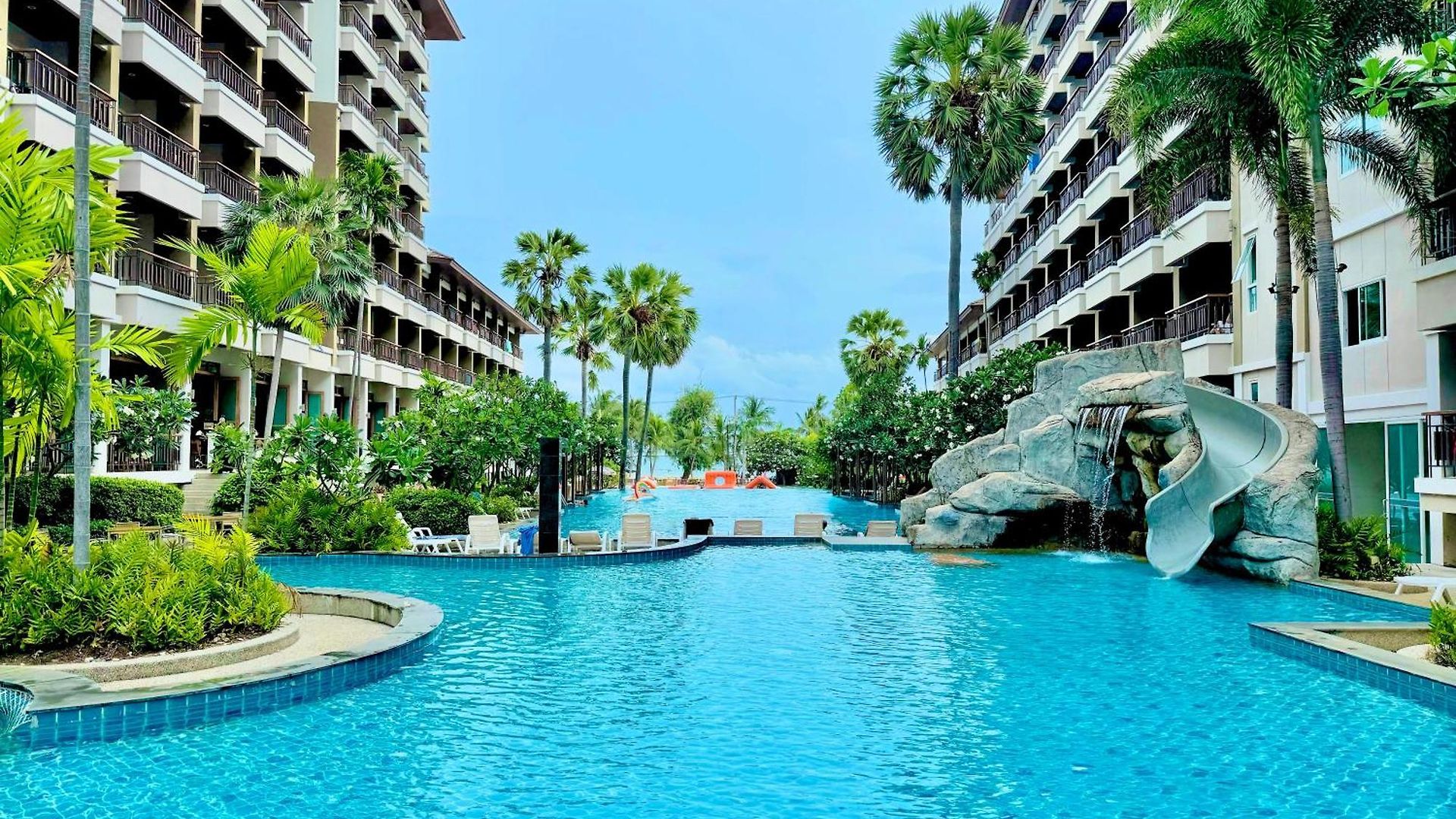 โรงแรม Welcome World Beachfront 4*