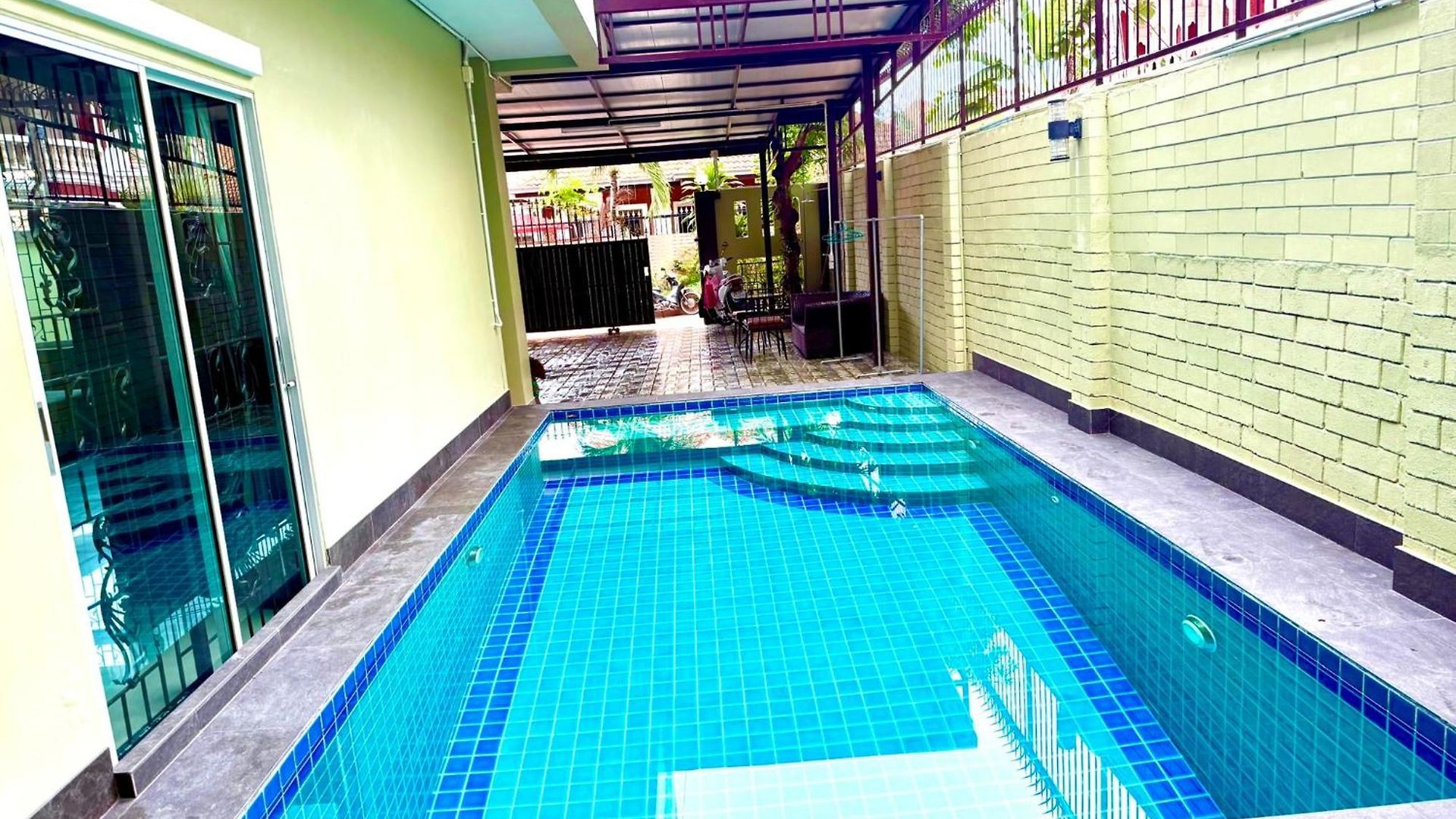 Warisa Happy Pool Near Pattaya