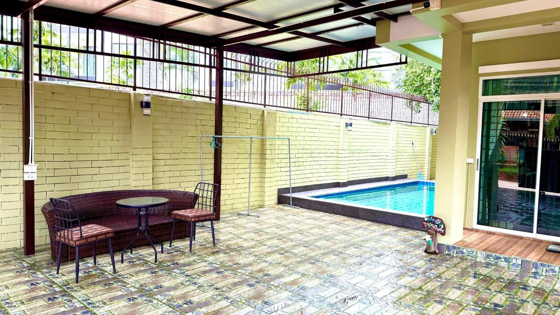 Warisa Happy Pool Near