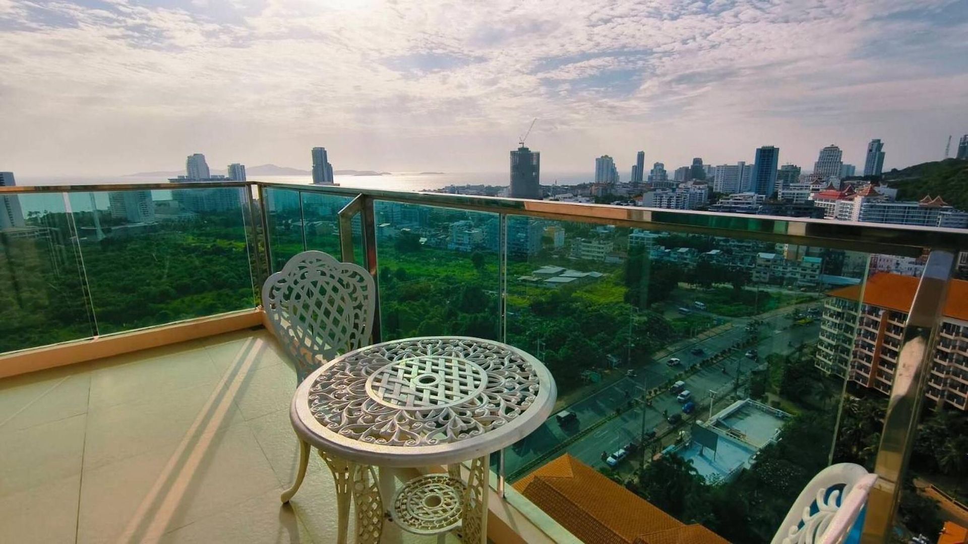 Luxury 2-bedroom Sea View Escape *