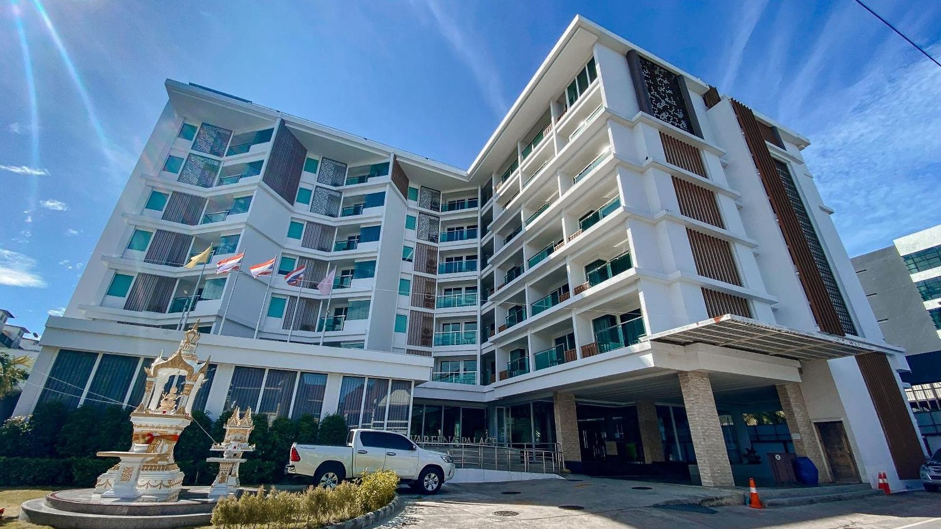 โรงแรม Vareena Palace 5*