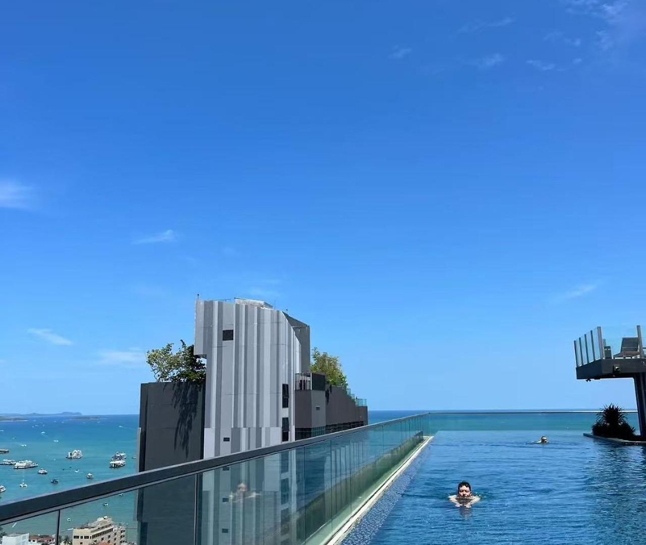 The Base Seaview * Pattaya