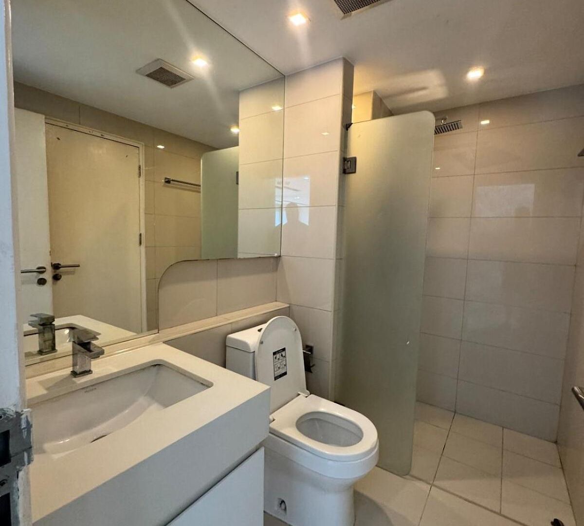 อพาร์ทเม้น Modern 1br Near Soi Bukouw