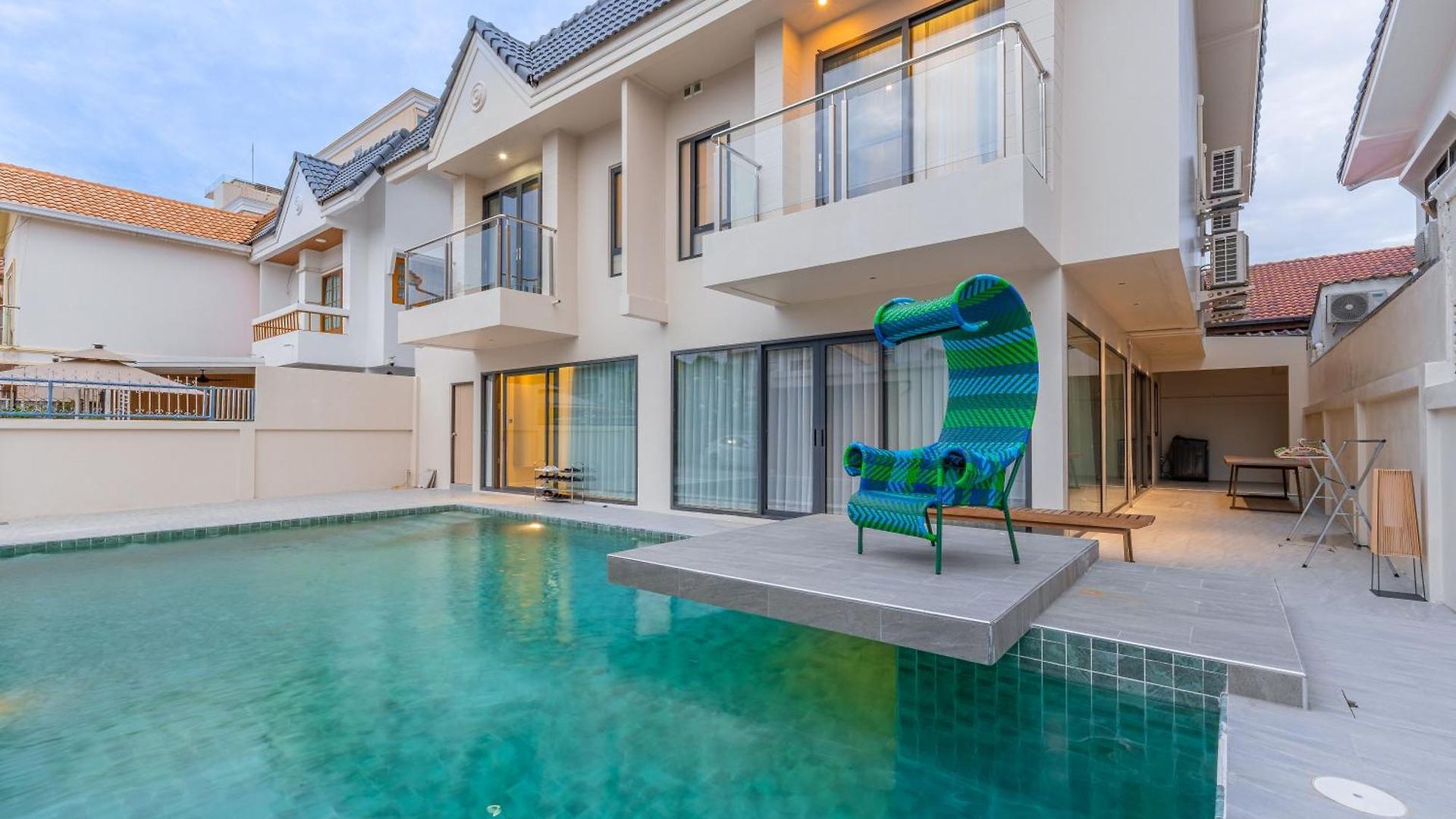 T M L-urban Exquisite Pool -4 Bedrooms & 6 Bathrooms - Private Ktv - Prime Location -family & Group