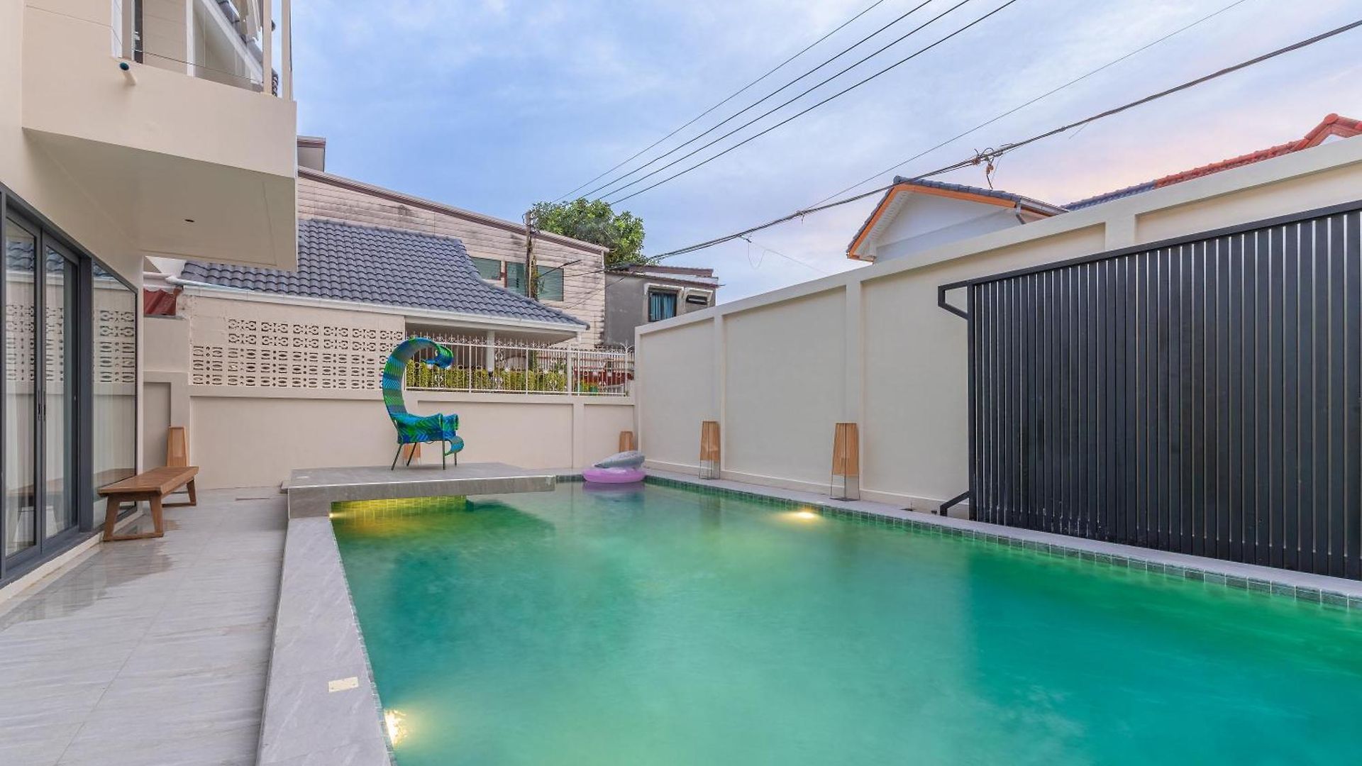 T M L-urban Exquisite Pool -4 Bedrooms & 6 Bathrooms - Private Ktv - Prime Location -family & Group Villa Pattaya