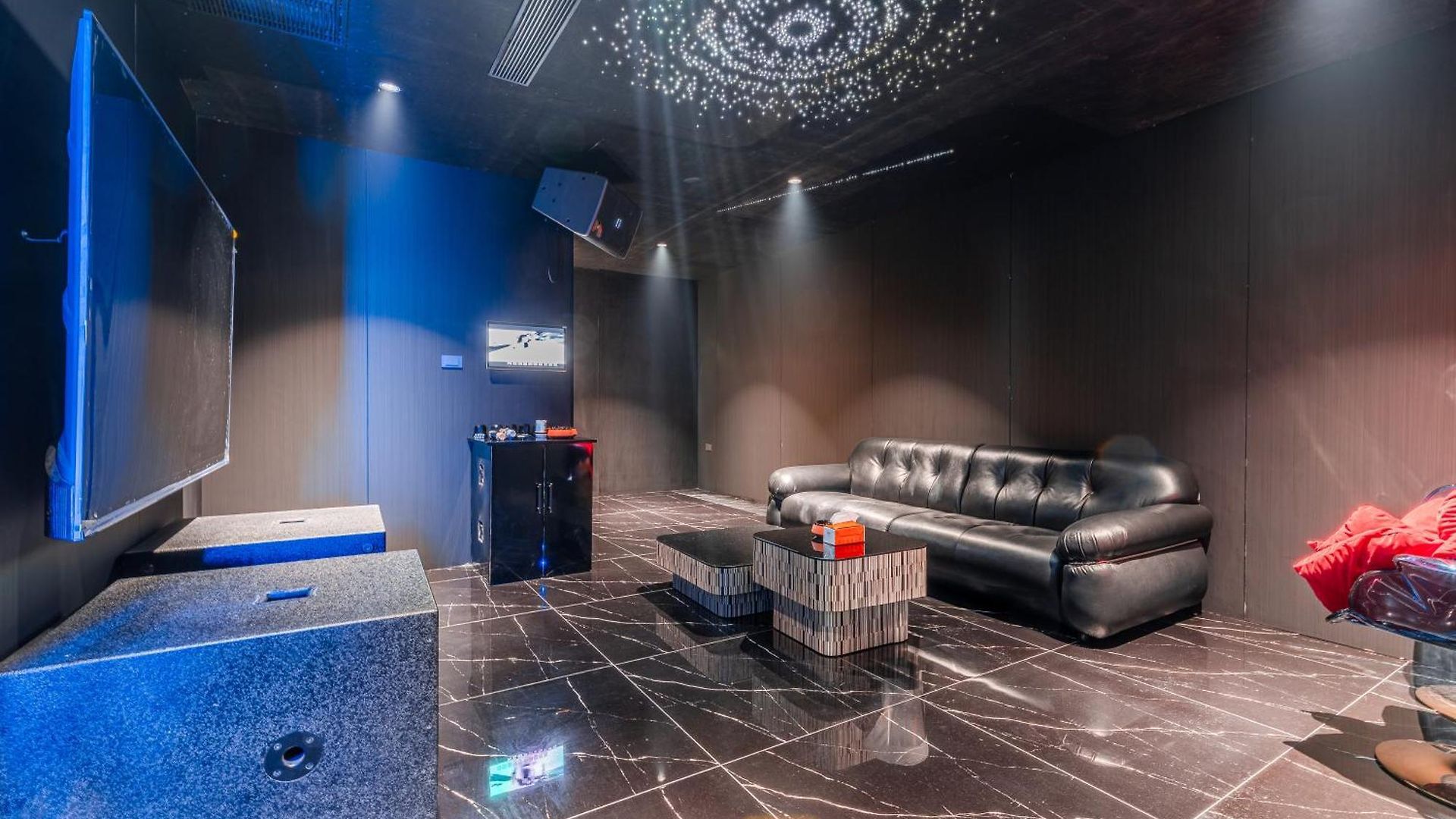 T M L-urban Exquisite Pool -4 Bedrooms & 6 Bathrooms - Private Ktv - Prime Location -family & Group *