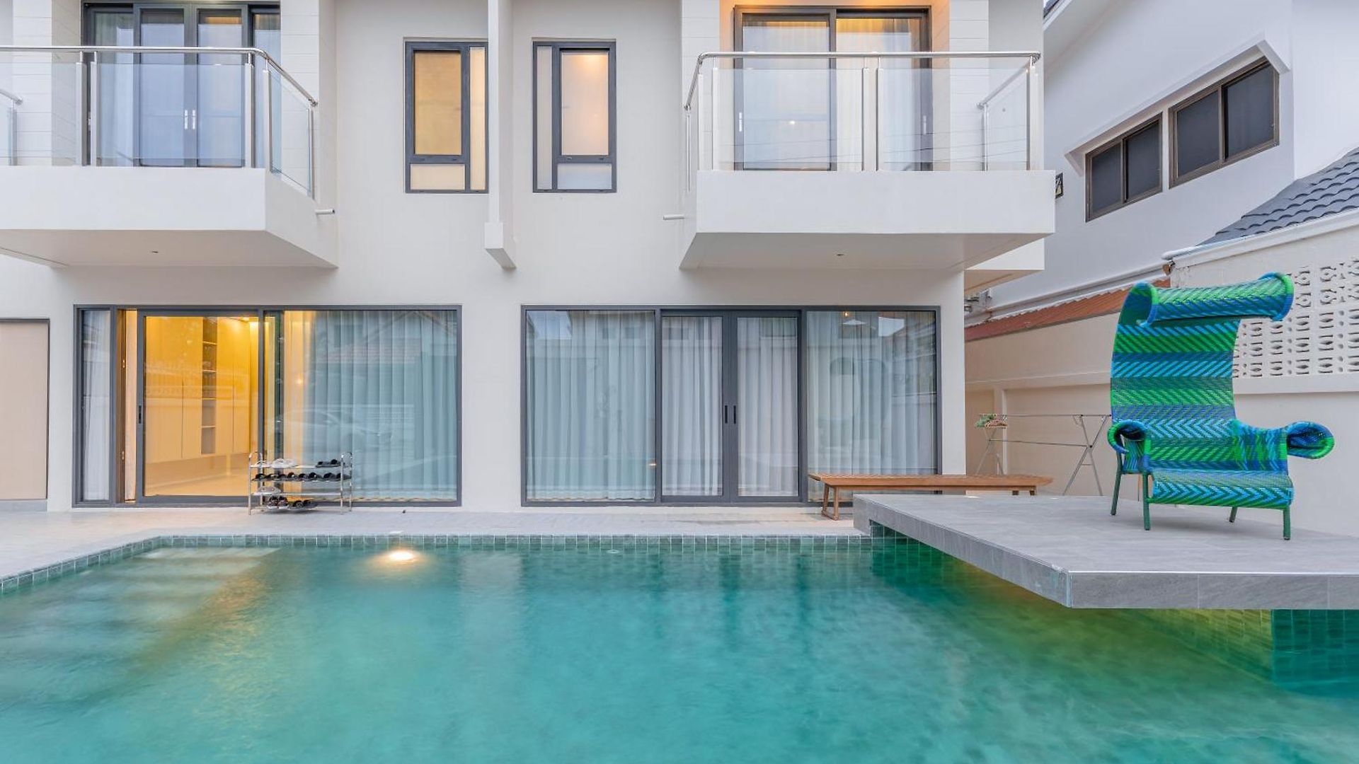 T M L-urban Exquisite Pool -4 Bedrooms & 6 Bathrooms - Private Ktv - Prime Location -family & Group * Pattaya