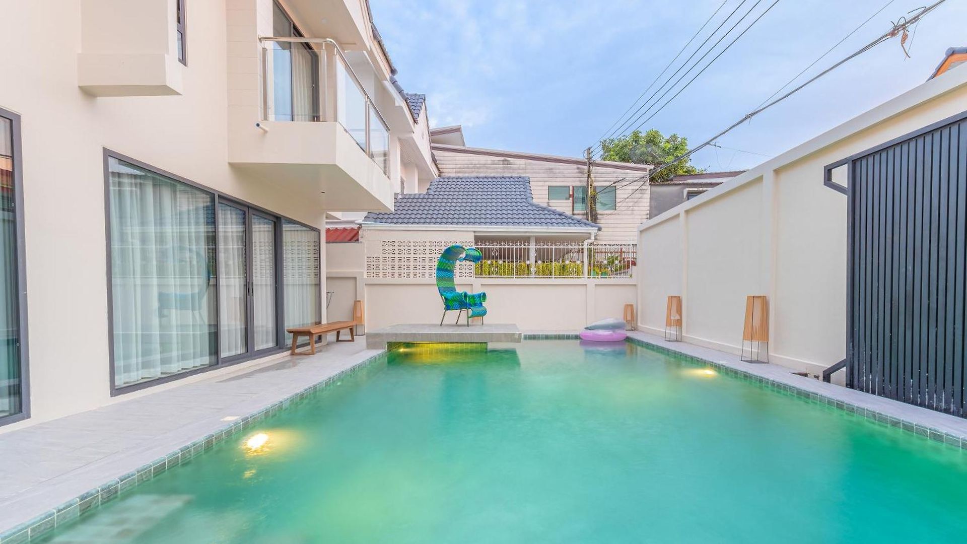 T M L-urban Exquisite Pool -4 Bedrooms & 6 Bathrooms - Private Ktv - Prime Location -family & Group Villa Pattaya