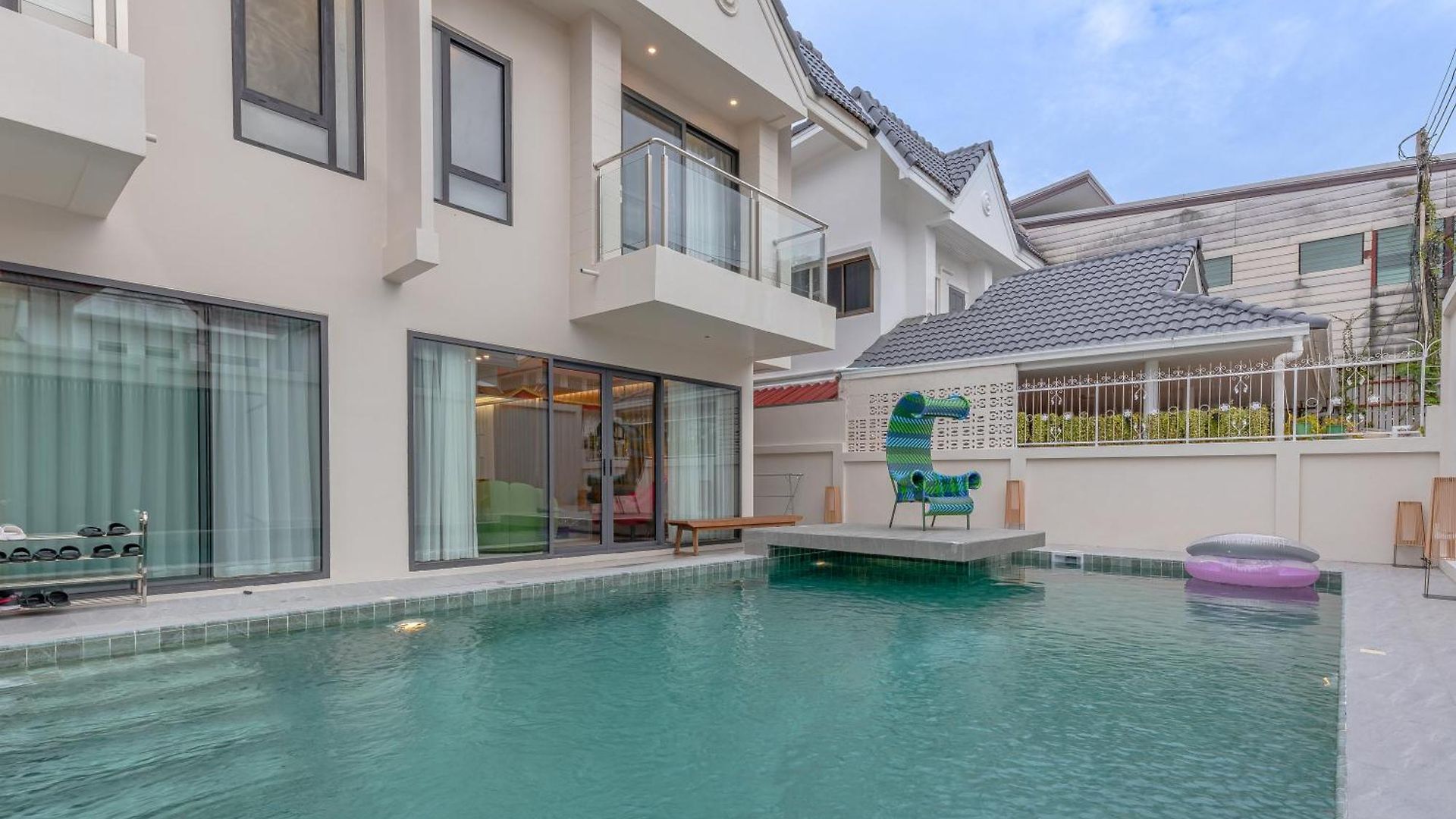 T M L-urban Exquisite Pool -4 Bedrooms & 6 Bathrooms - Private Ktv - Prime Location -family & Group Pattaya