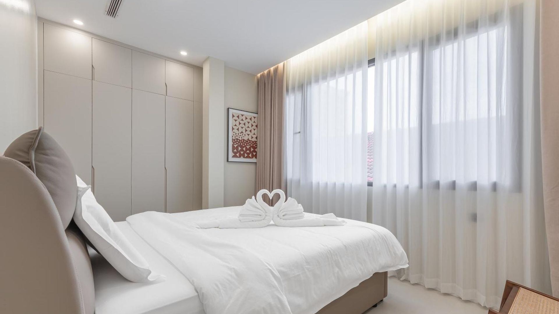 T M L-urban Exquisite Pool -4 Bedrooms & 6 Bathrooms - Private Ktv - Prime Location -family & Group Villa *