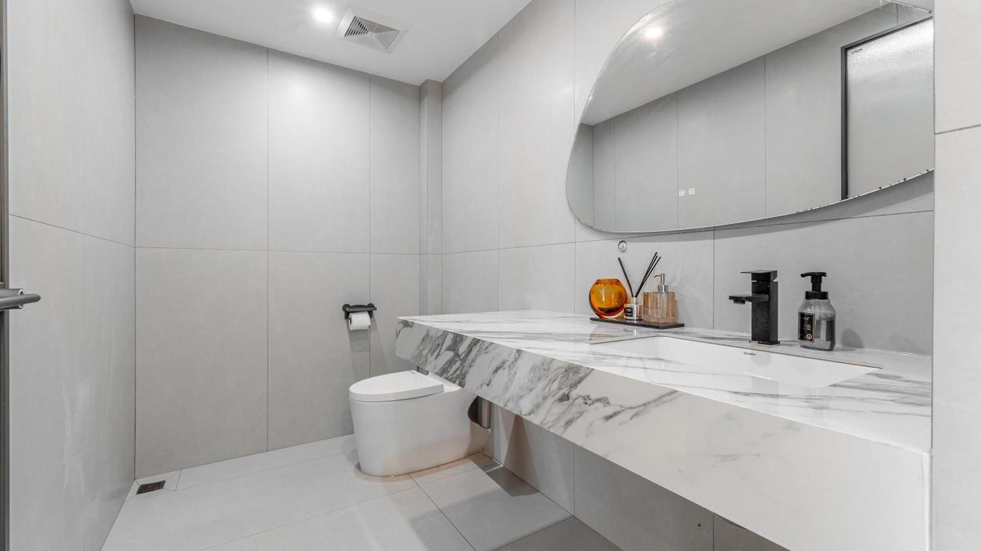 T M L-urban Exquisite Pool -4 Bedrooms & 6 Bathrooms - Private Ktv - Prime Location -family & Group Villa Pattaya