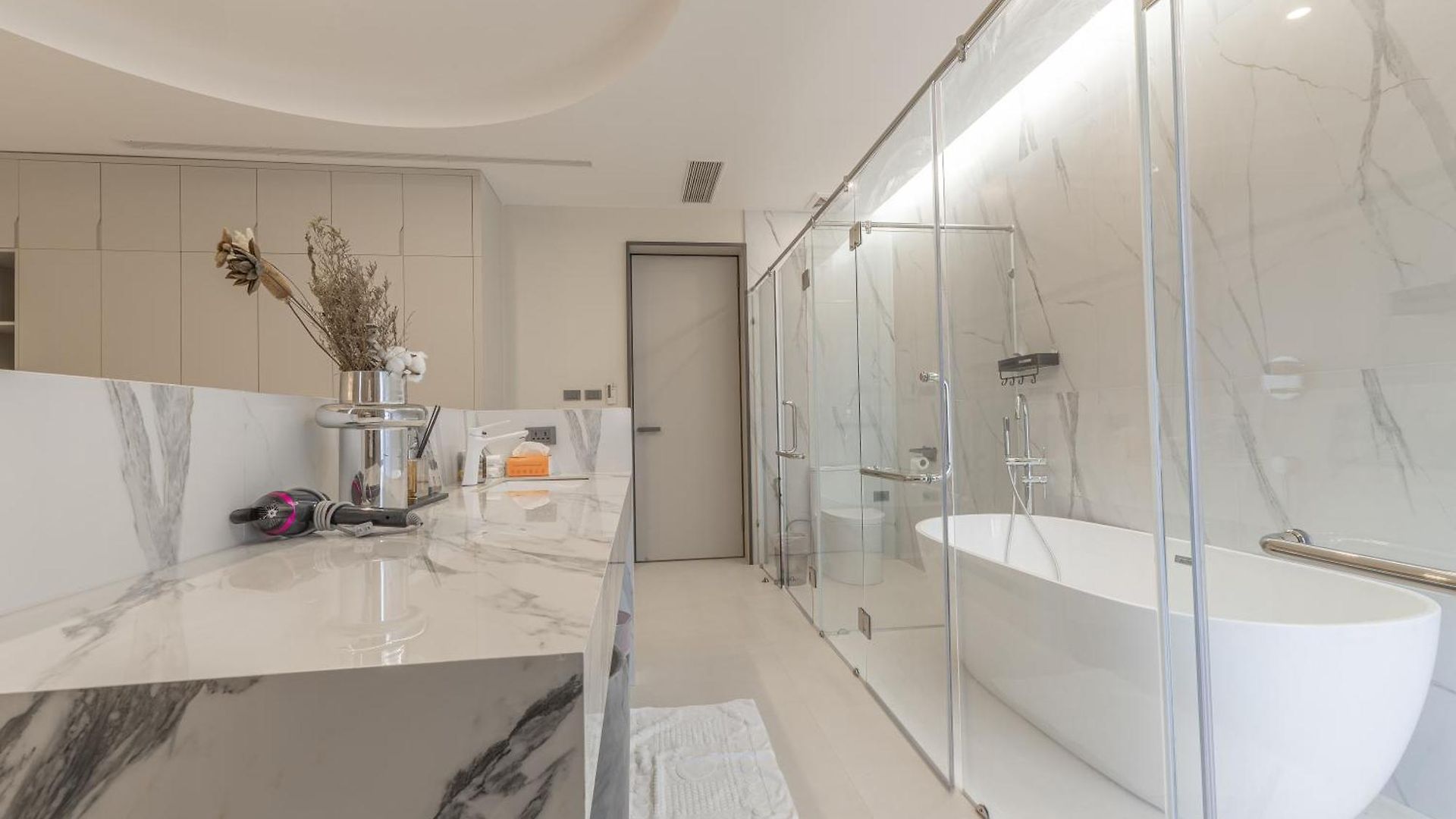 Villa T M L-urban Exquisite Pool -4 Bedrooms & 6 Bathrooms - Private Ktv - Prime Location -family & Group Pattaya
