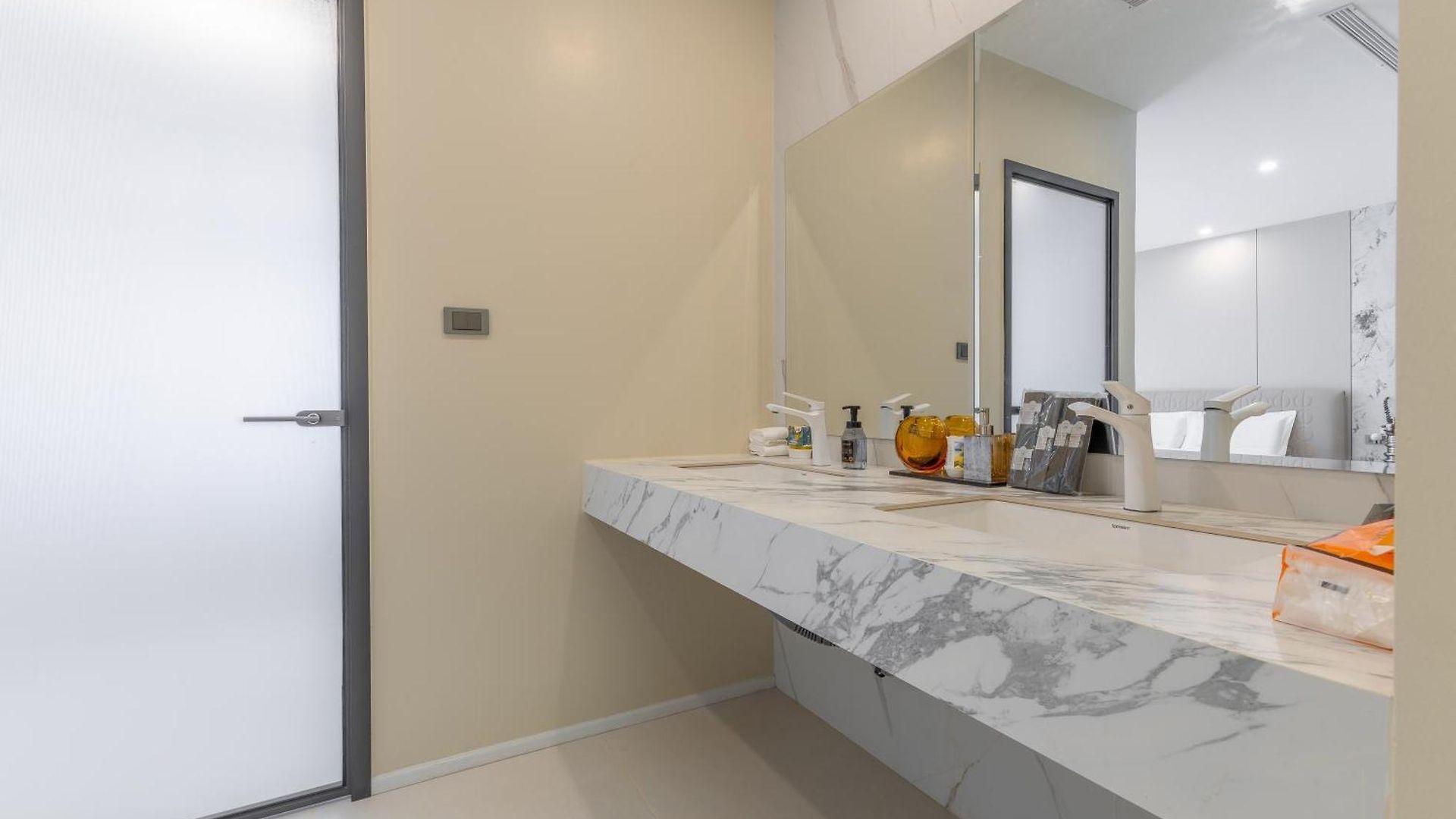 T M L-urban Exquisite Pool -4 Bedrooms & 6 Bathrooms - Private Ktv - Prime Location -family & Group *