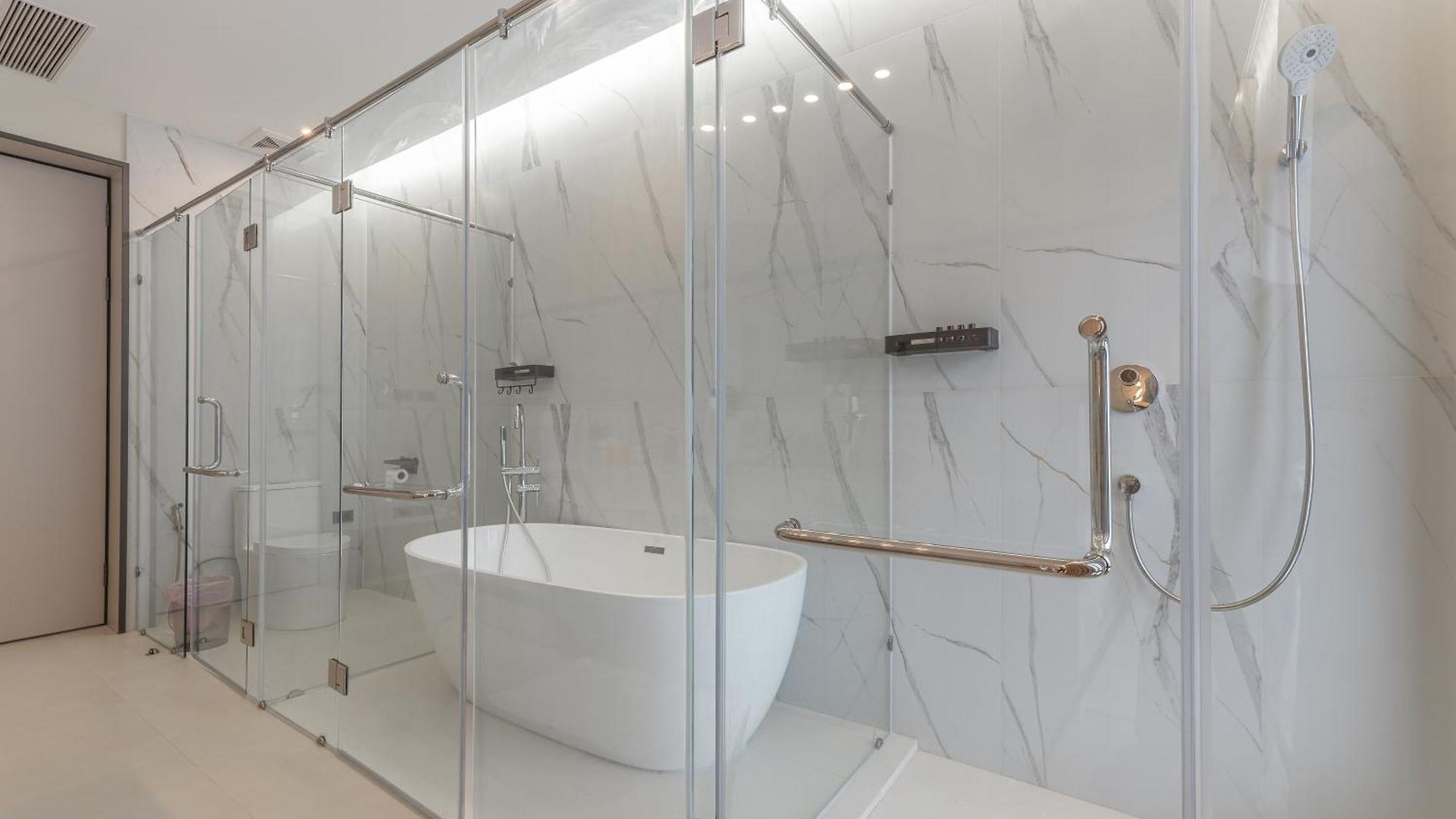 T M L-urban Exquisite Pool -4 Bedrooms & 6 Bathrooms - Private Ktv - Prime Location -family & Group * Pattaya