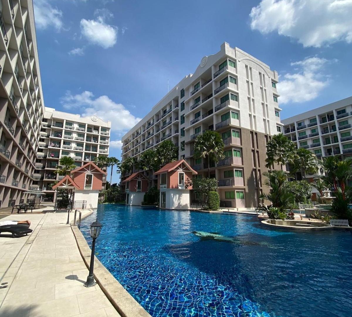 Famous With Charming Pool Apartment Pattaya
