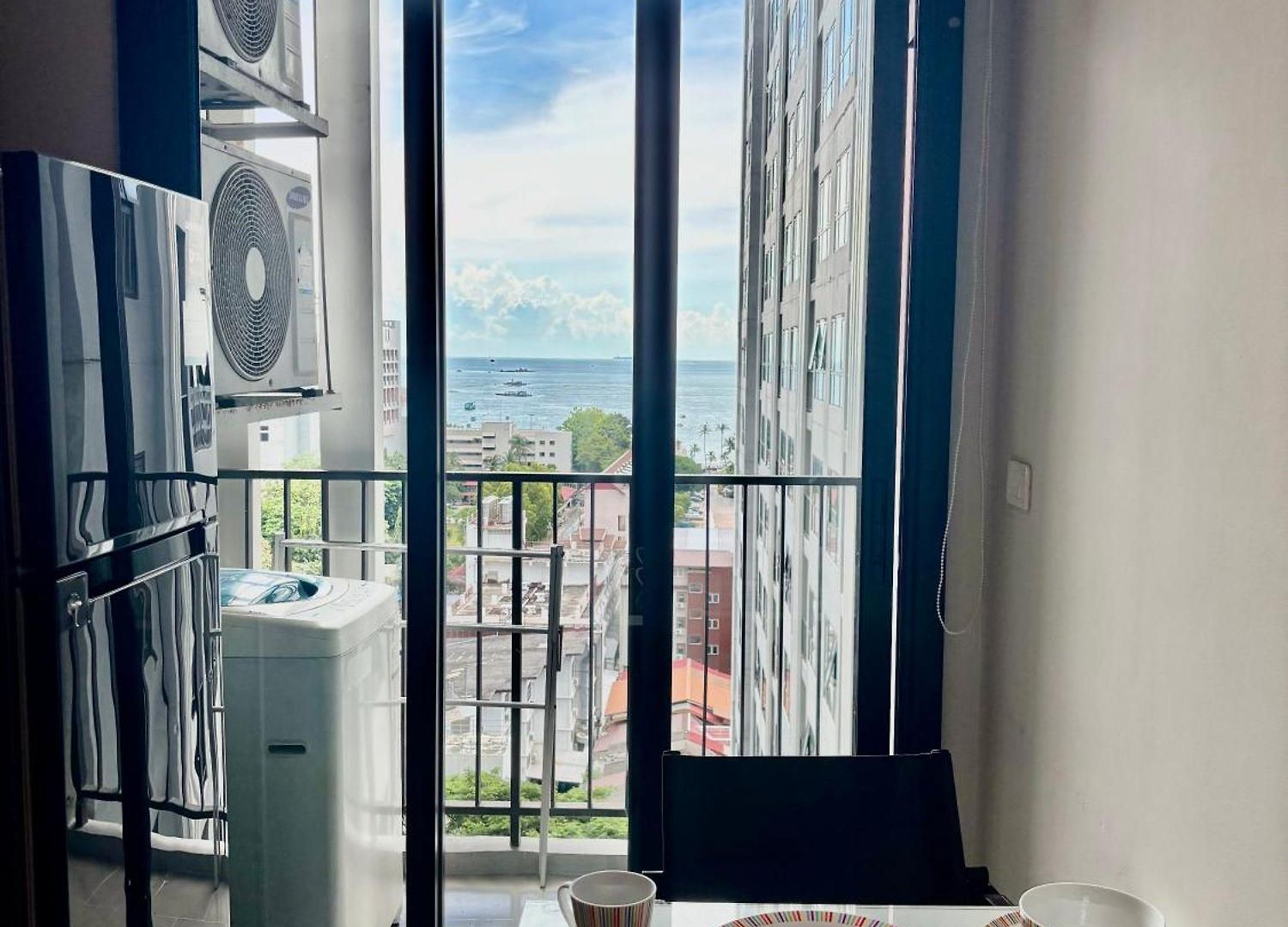 อพาร์ทเม้น The Base Sea View *