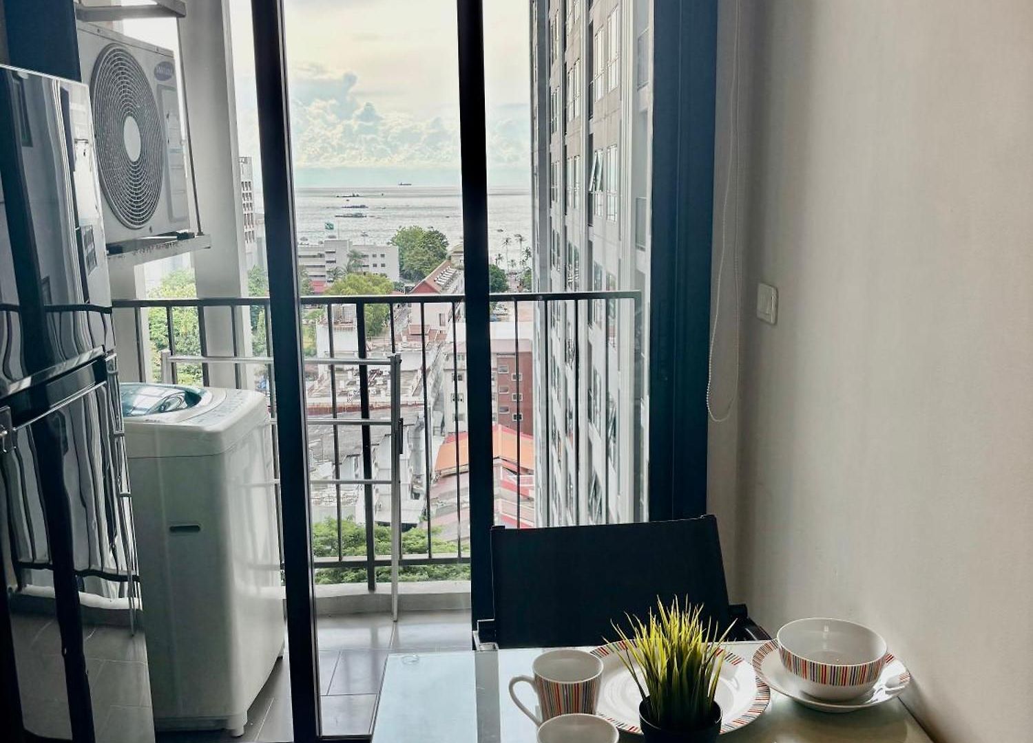 อพาร์ทเม้น The Base Sea View