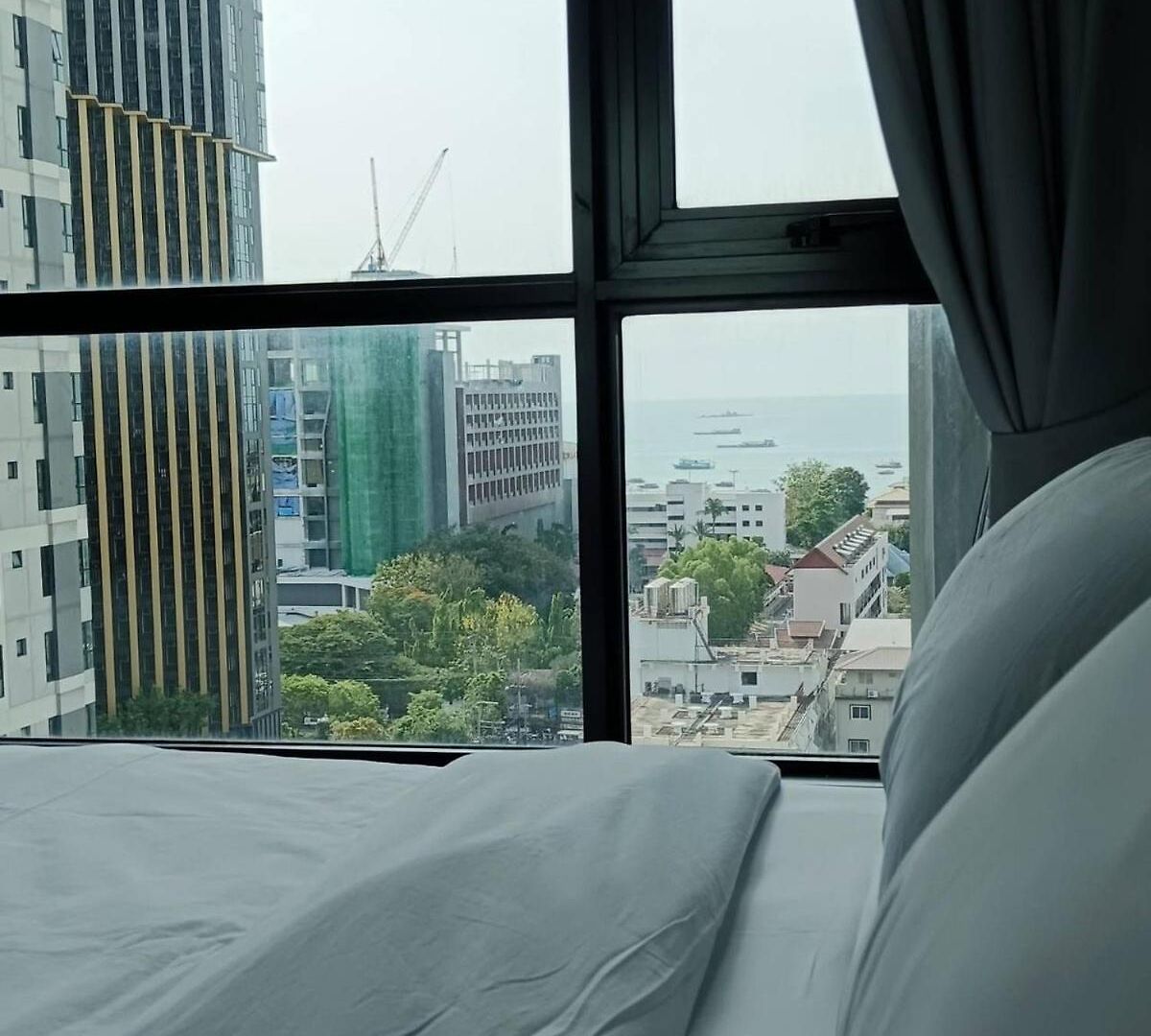 อพาร์ทเม้น The Base Sea View