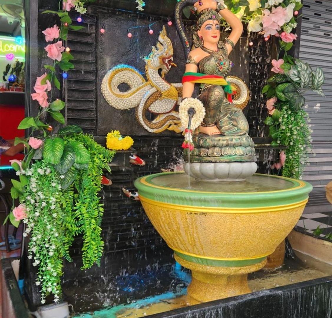 โรงแรม Rich Bar & House *