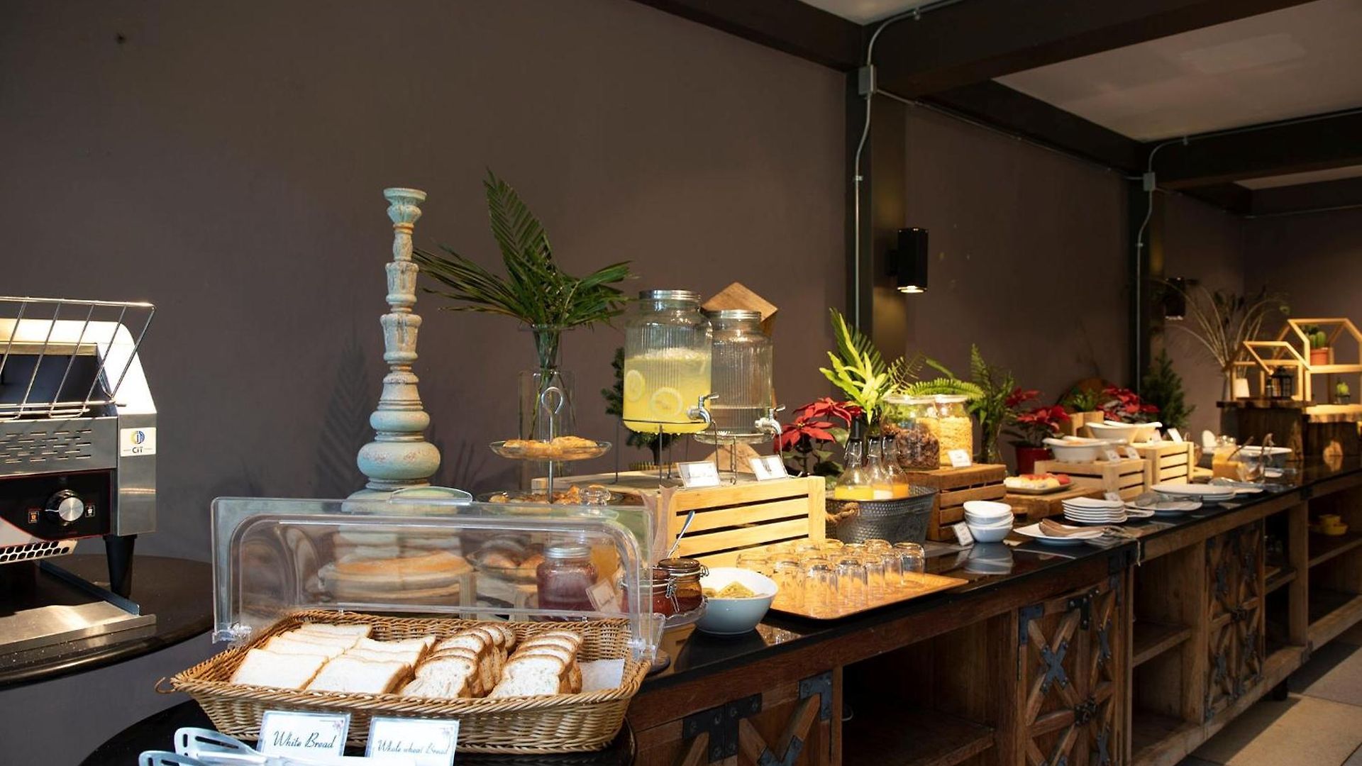 โรงแรม The Leela &