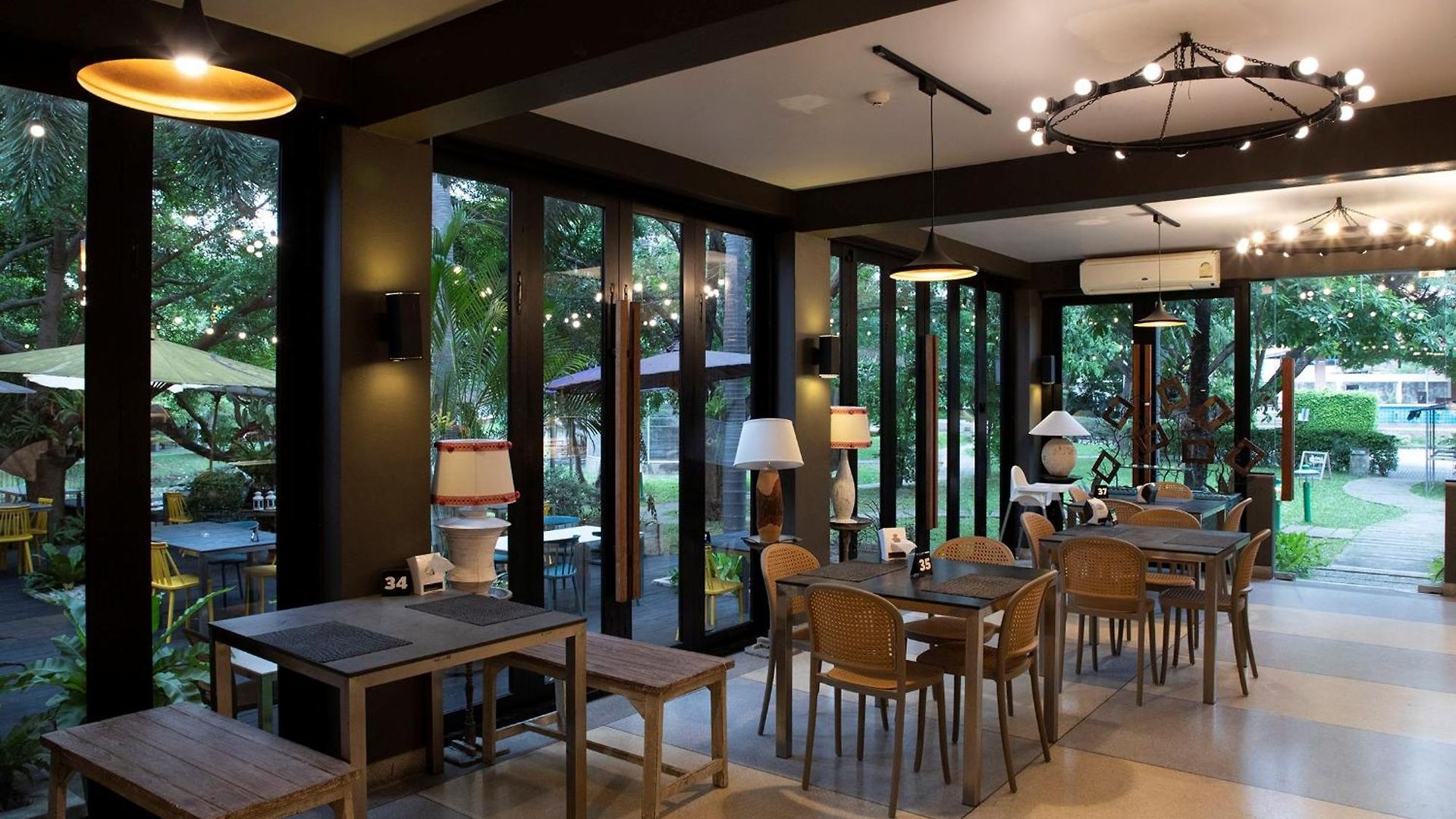 โรงแรม The Leela & 4*