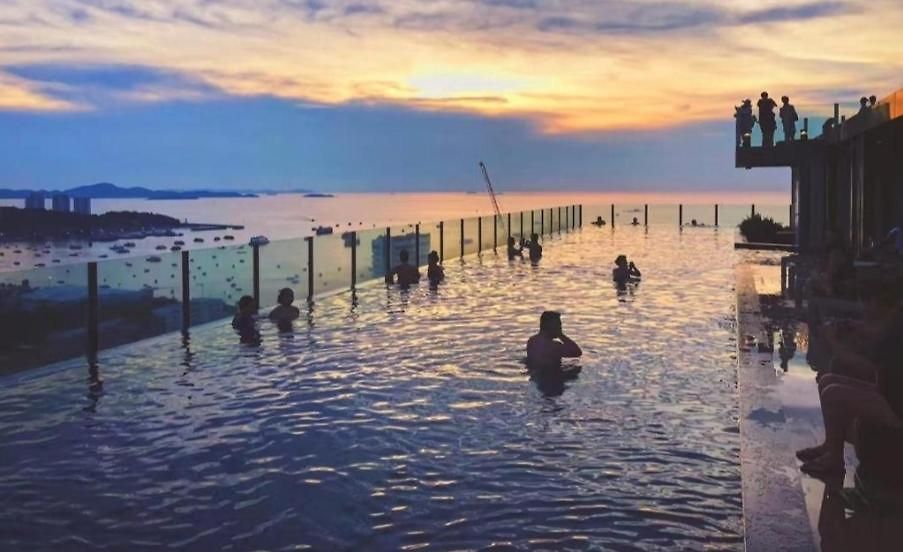 The Base Deluxe * Pattaya