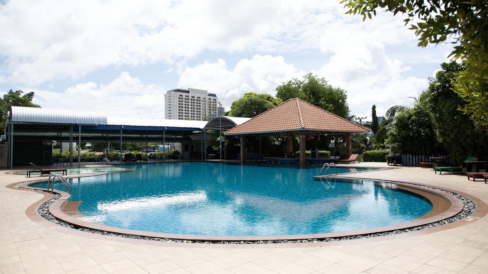 โรงแรม The Leela & 4*