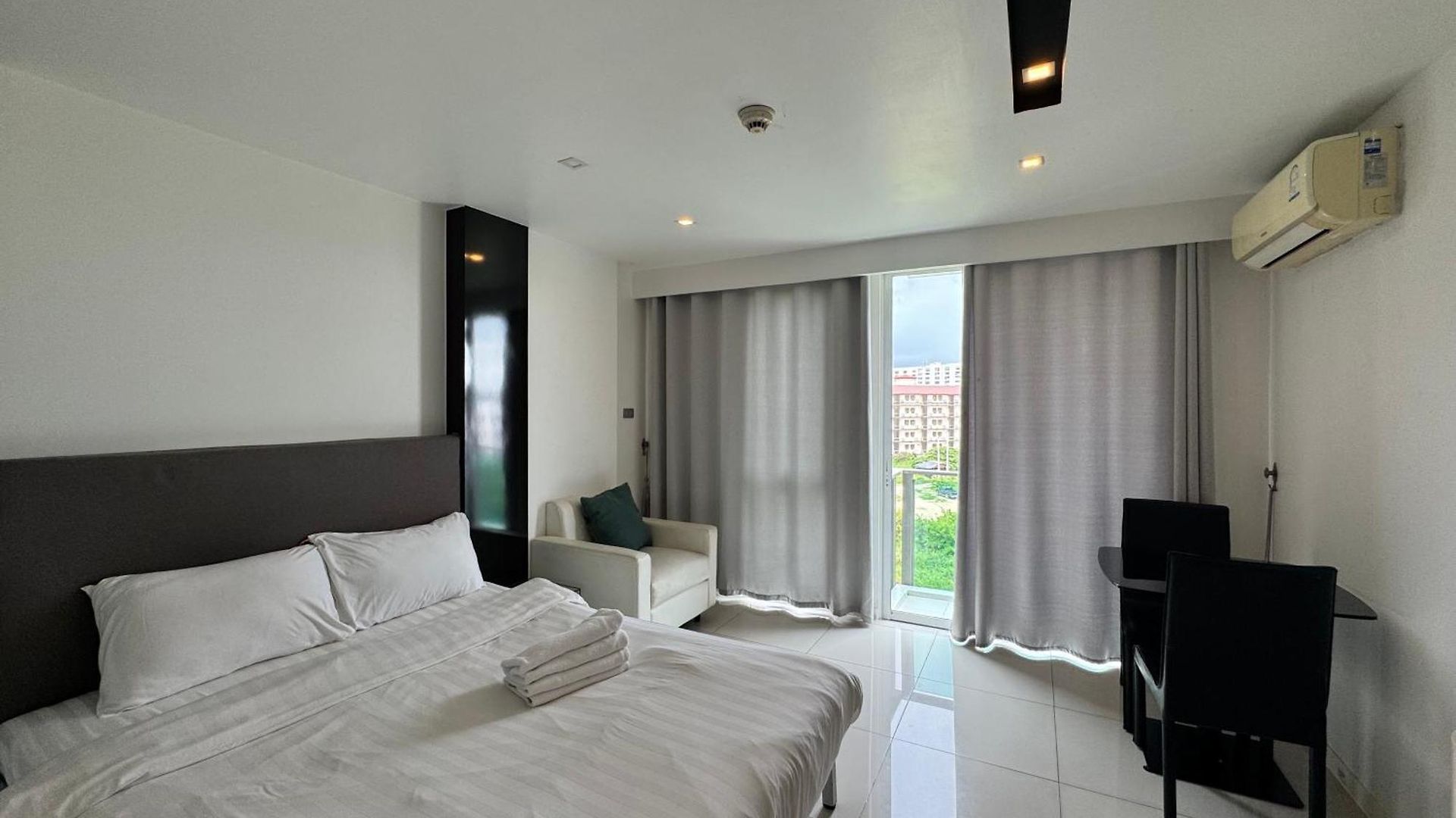 อพาร์ทเม้น Center & Hot Hot Hot Pattaya