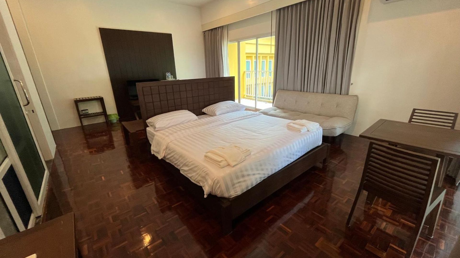 โรงแรมพำนักรับรอง Molecular Cloud Pattaya