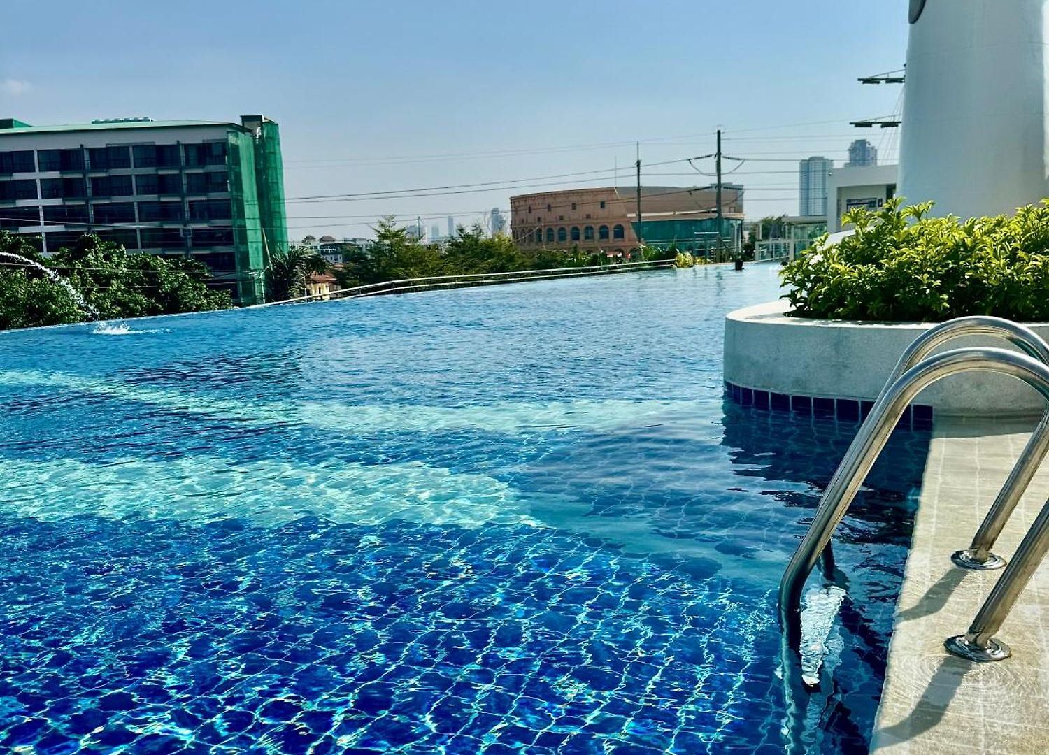 อพาร์ทเม้น Supalai Sea View Luxury