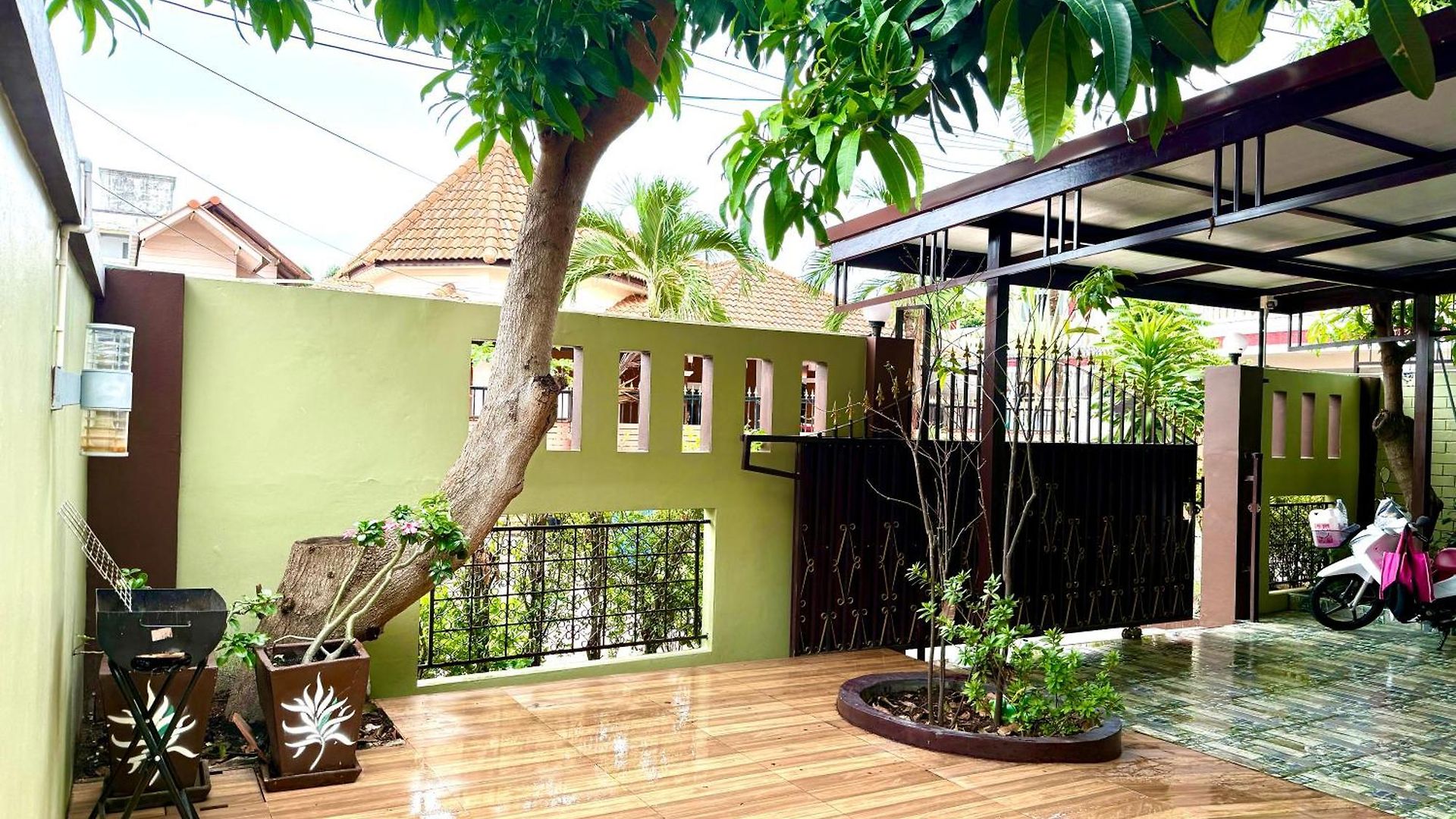 Warisa Happy Pool Near
