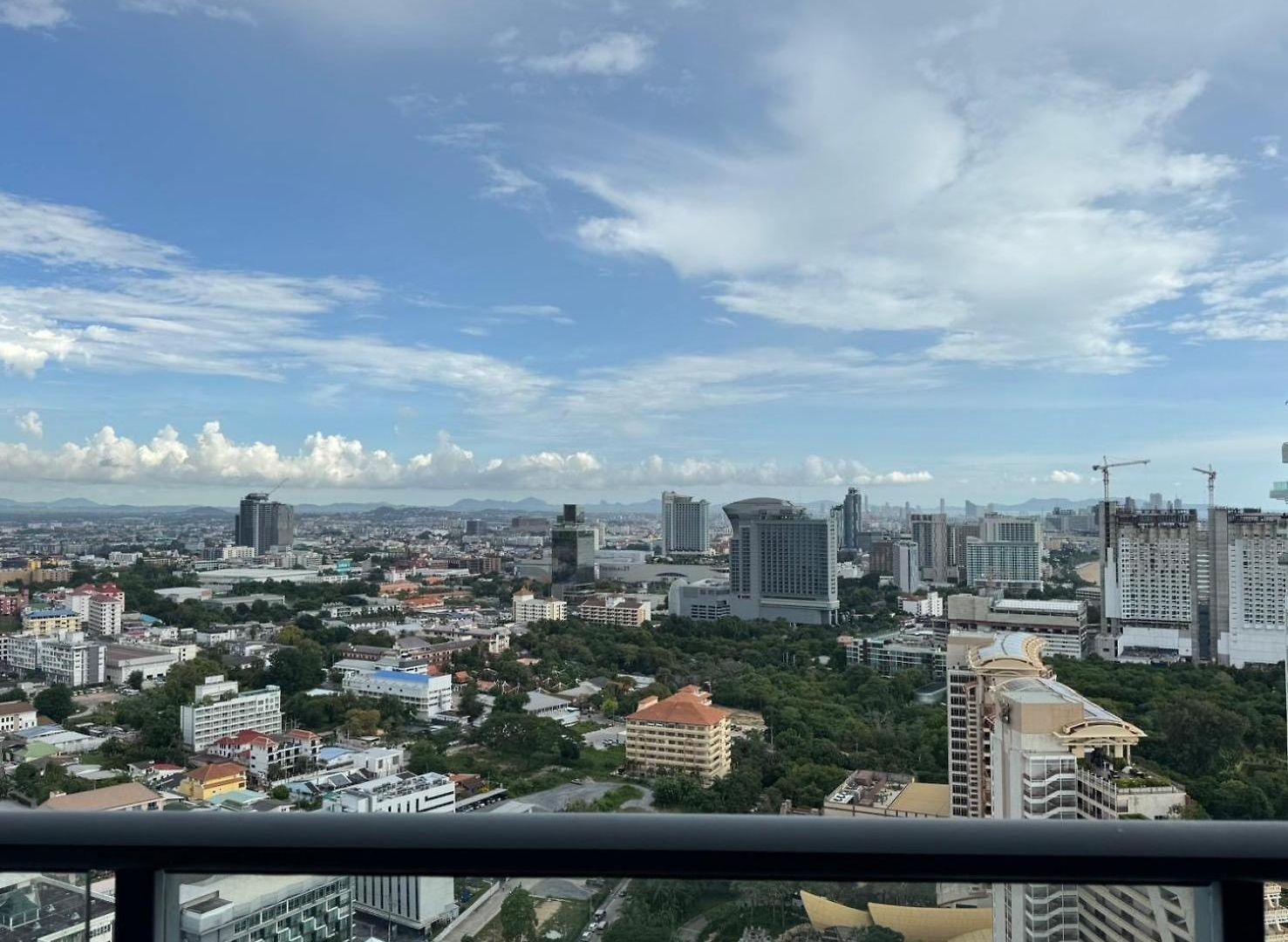 อพาร์ทเม้น Zire Wongamat Pattaya