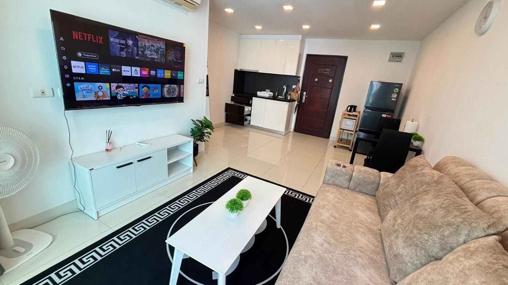 Park Royal 3, Pratamnak Soi 6, * Pattaya