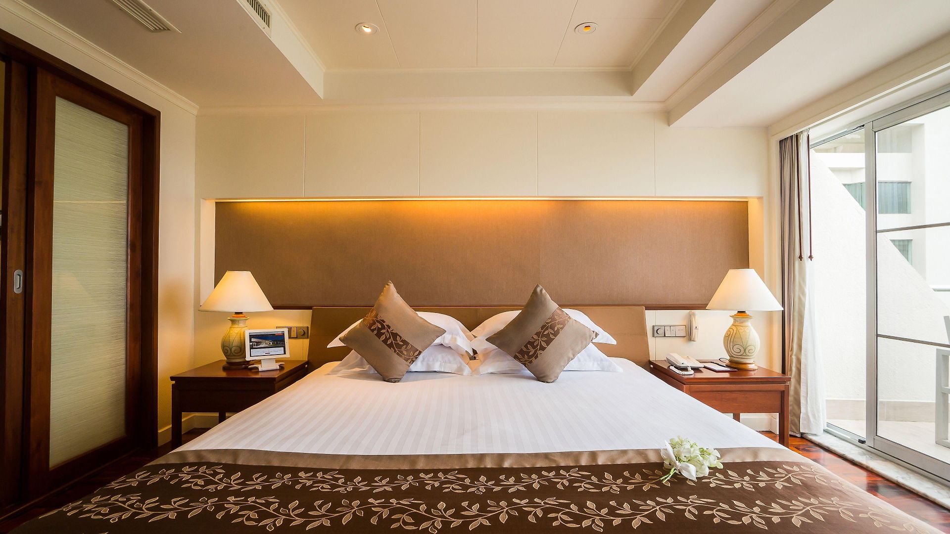 Royal Wing & โรงแรม 5*