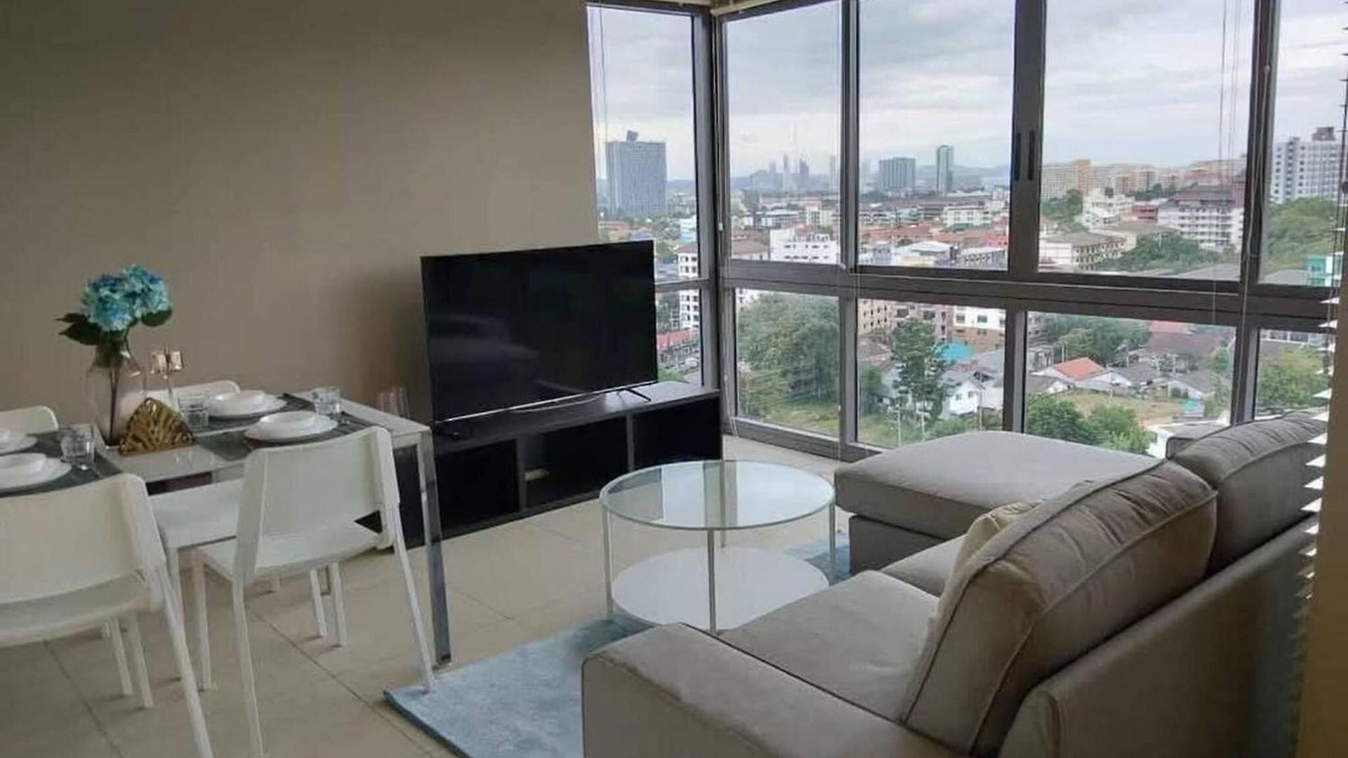 Large High Floor, Pool And Great Location อพาร์ทเม้น