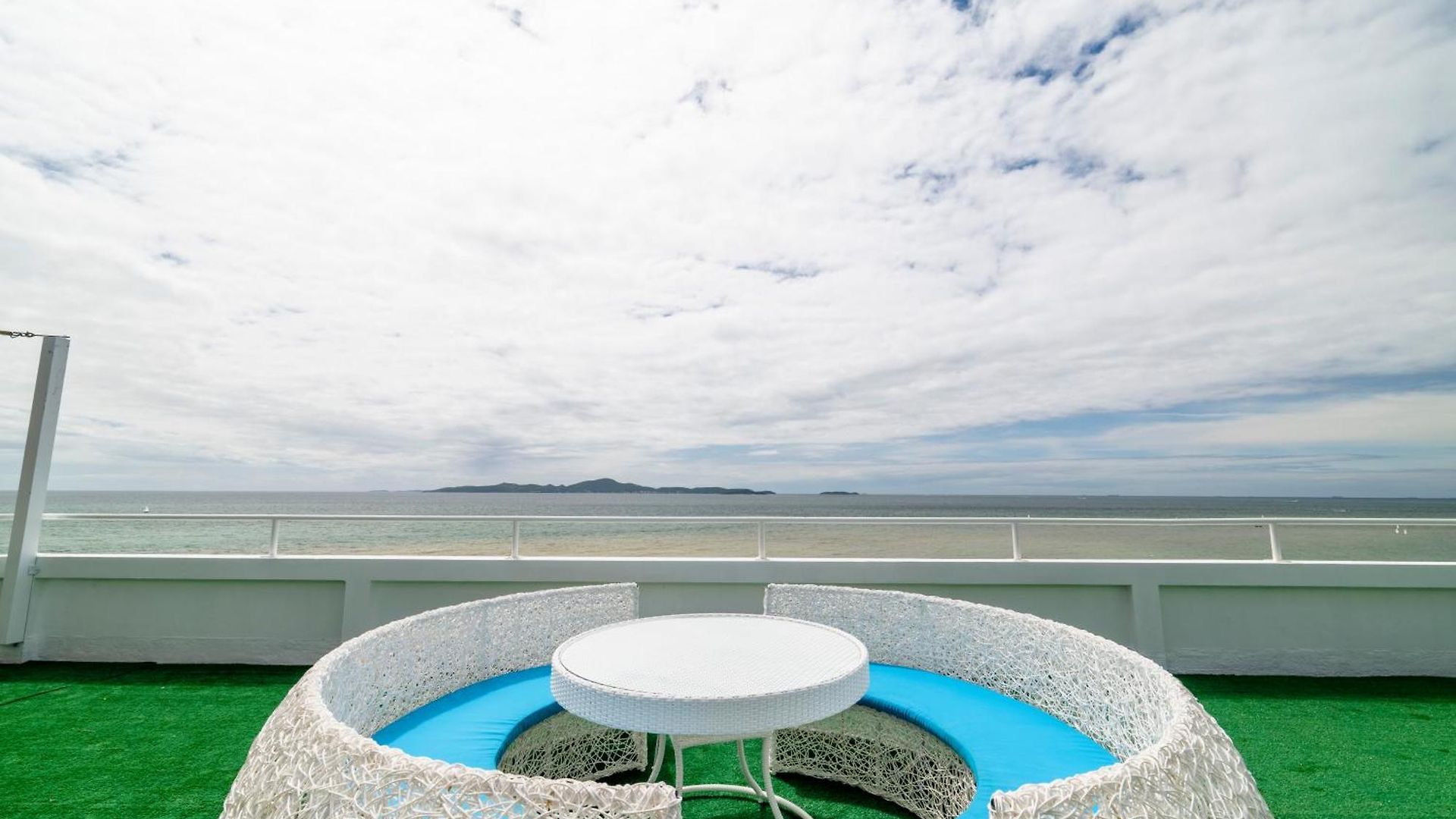 Sea View Apartment *