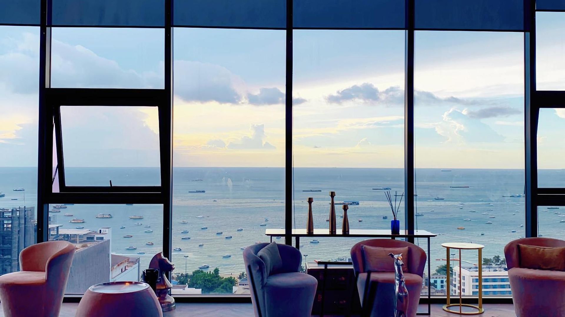 อพาร์ทเม้น The Base Sea View