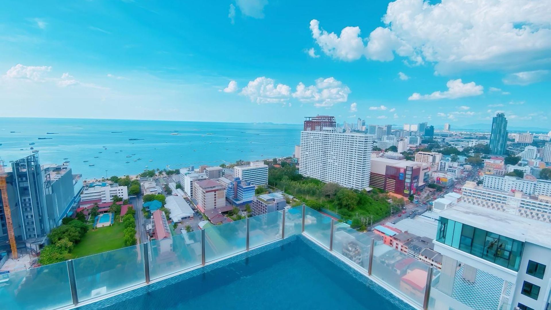The Base Sea View * Pattaya