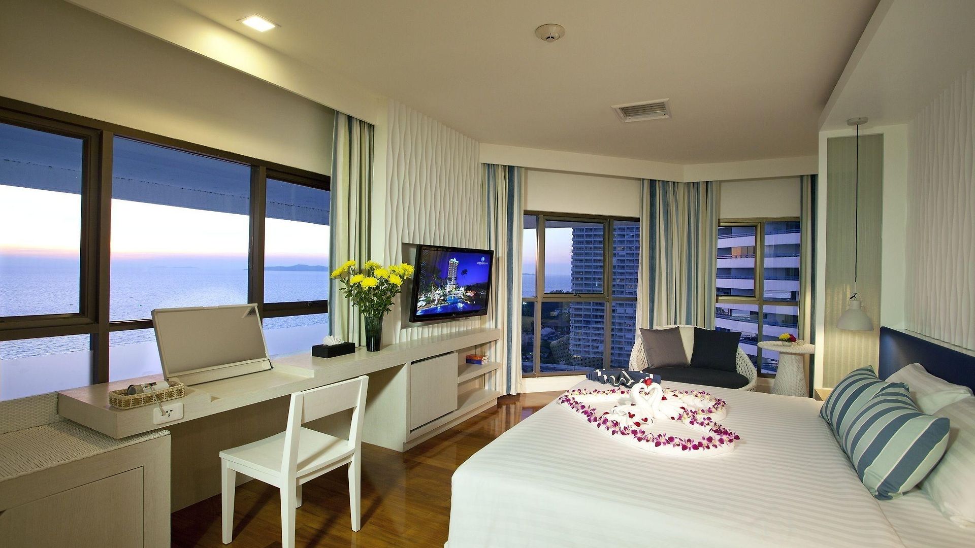 Jomtien Palm & - Family-friendly 5* Pattaya