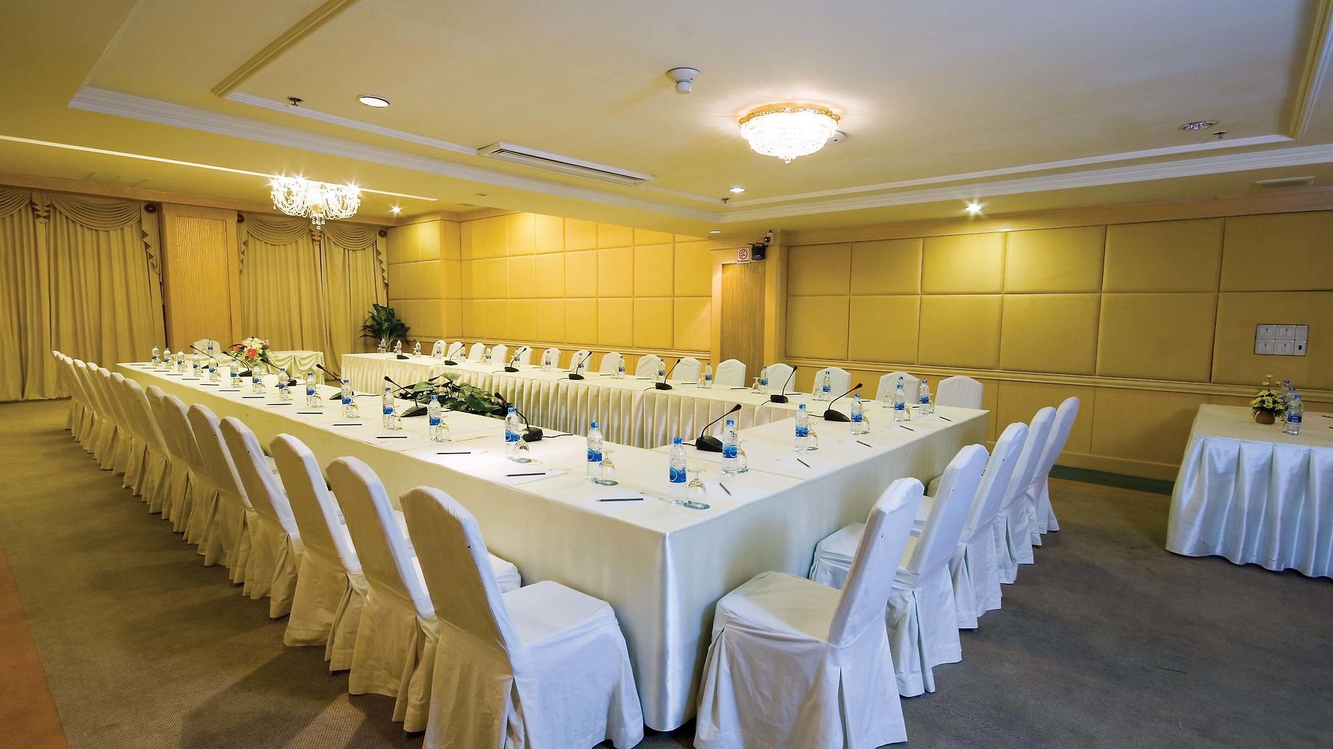 โรงแรม Jomtien Palm & - Family-friendly 5*