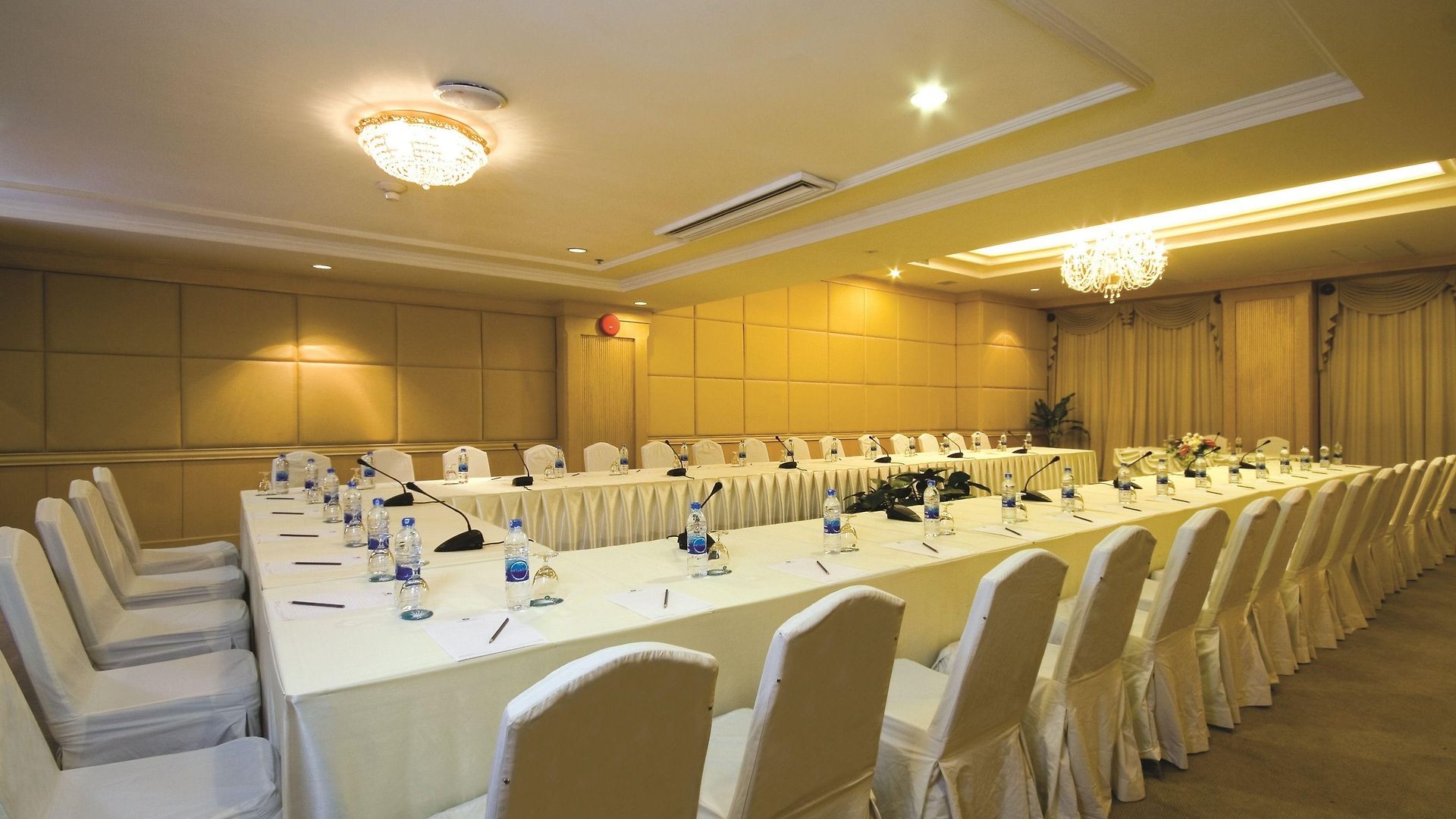 โรงแรม Jomtien Palm & - Family-friendly 5*