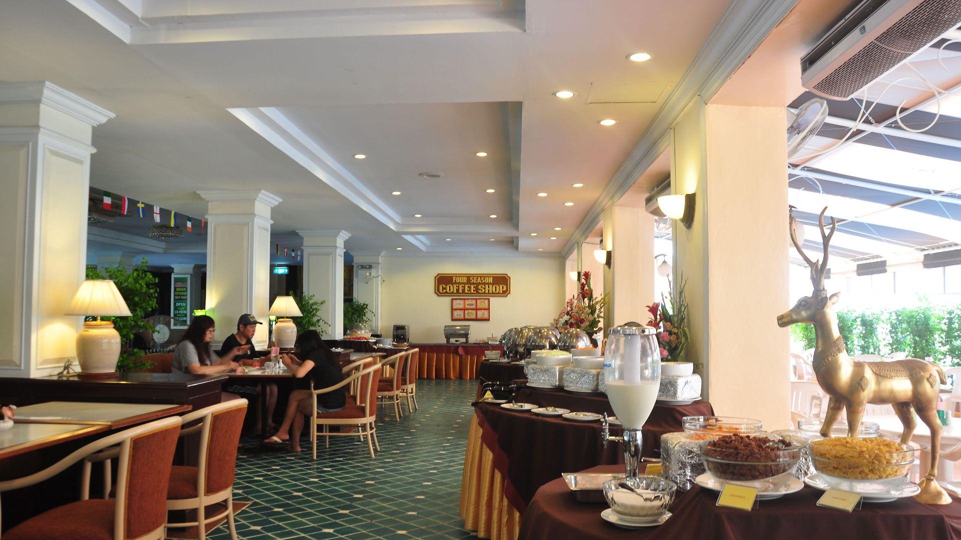 เดอะเบเวอร์ลีโฮเทลพัทยา โรงแรม 4*