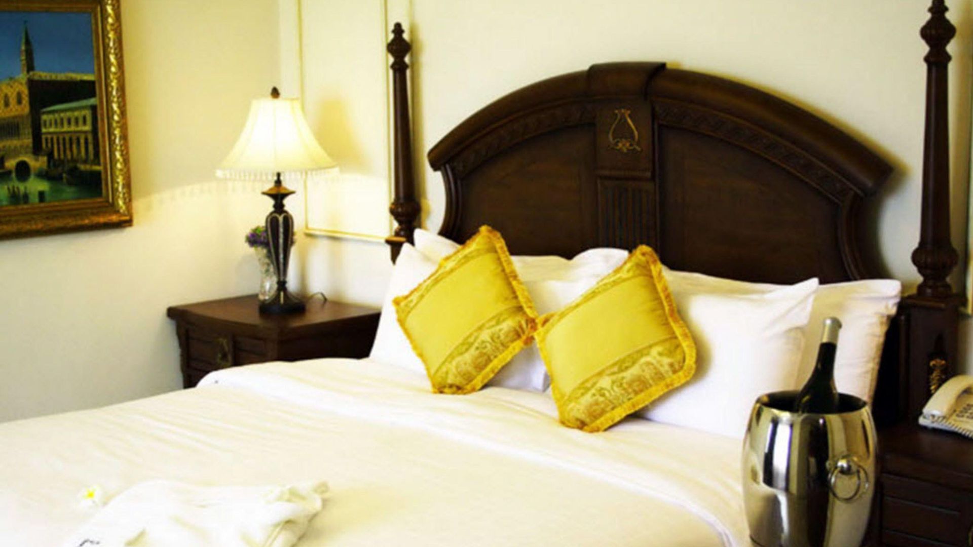 Four Seasons Place โรงแรม