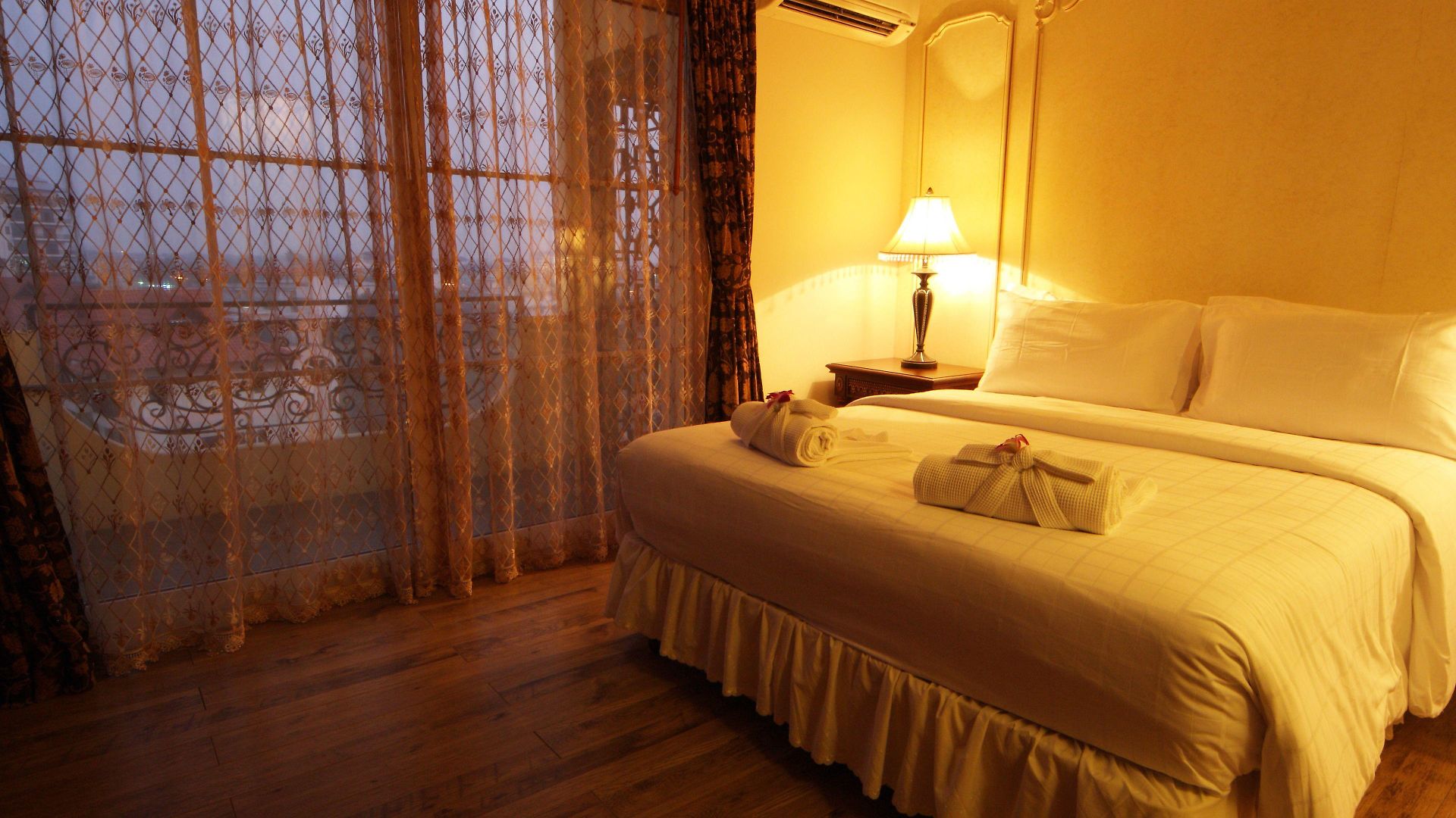 Four Seasons Place โรงแรม
