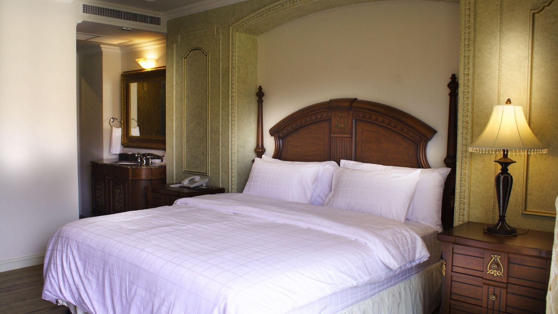Four Seasons Place โรงแรม 4*