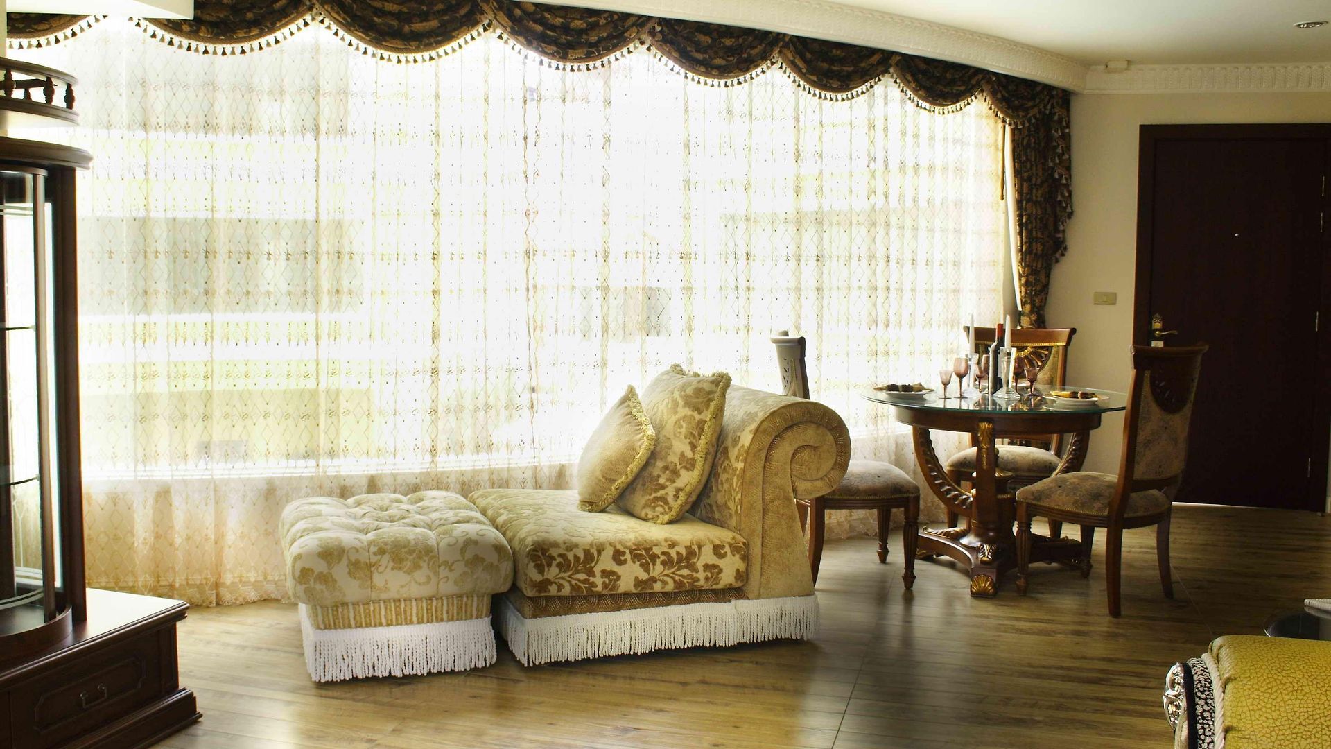 โรงแรม Four Seasons Place