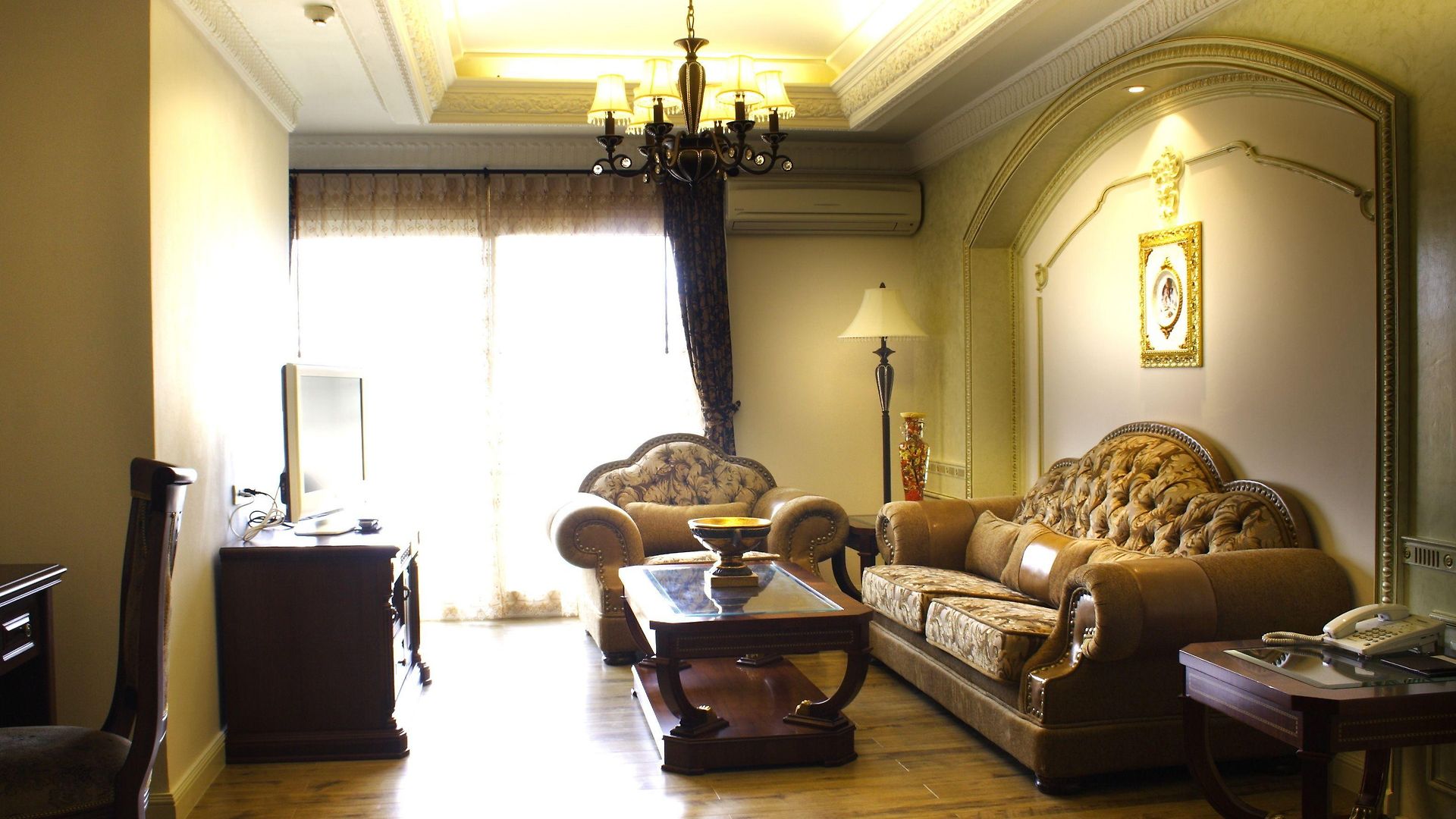 Four Seasons Place โรงแรม 4*