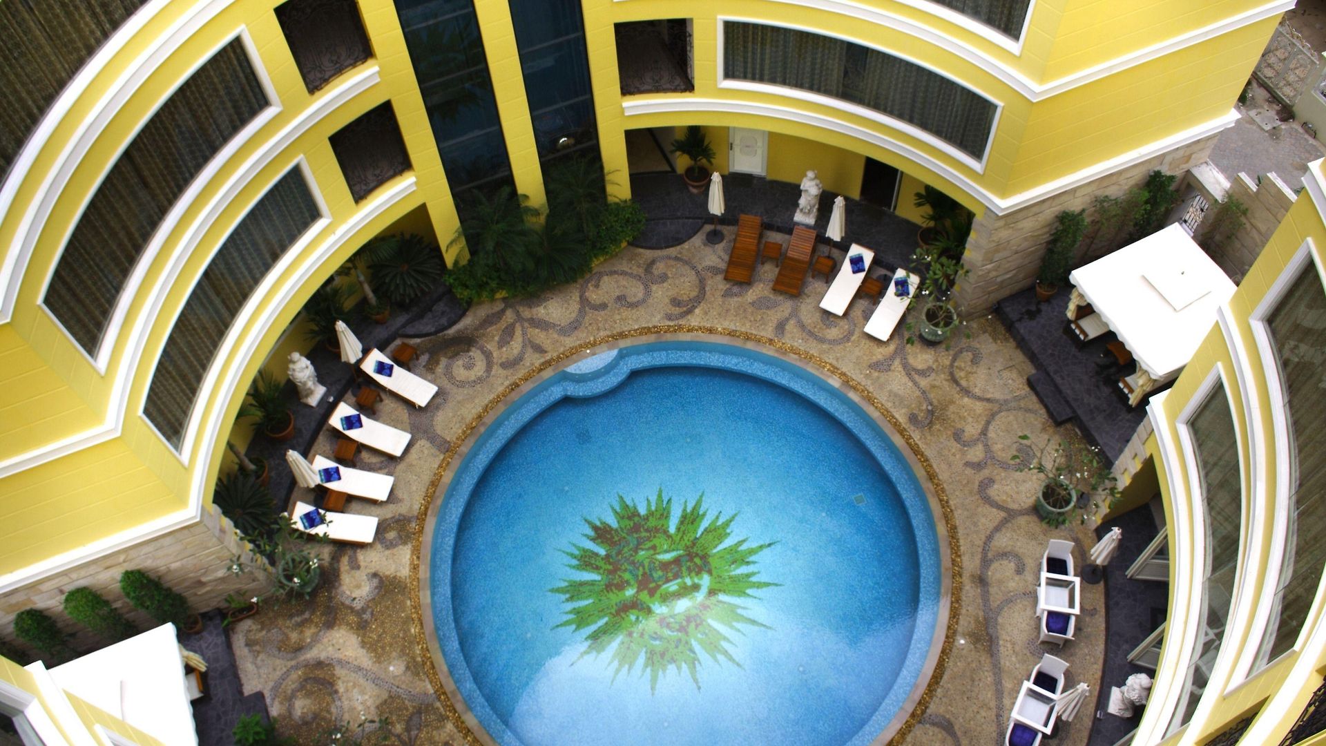 โรงแรม Four Seasons Place 4*