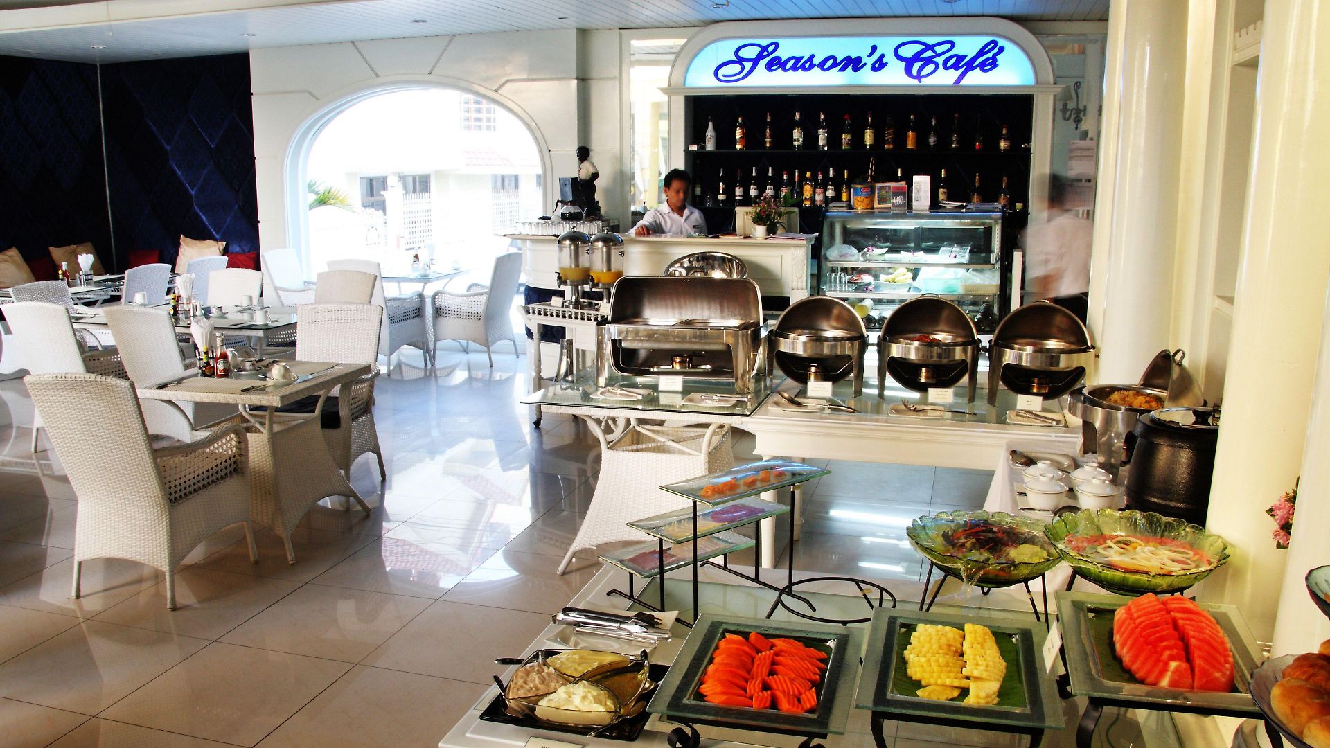 Four Seasons Place 4*