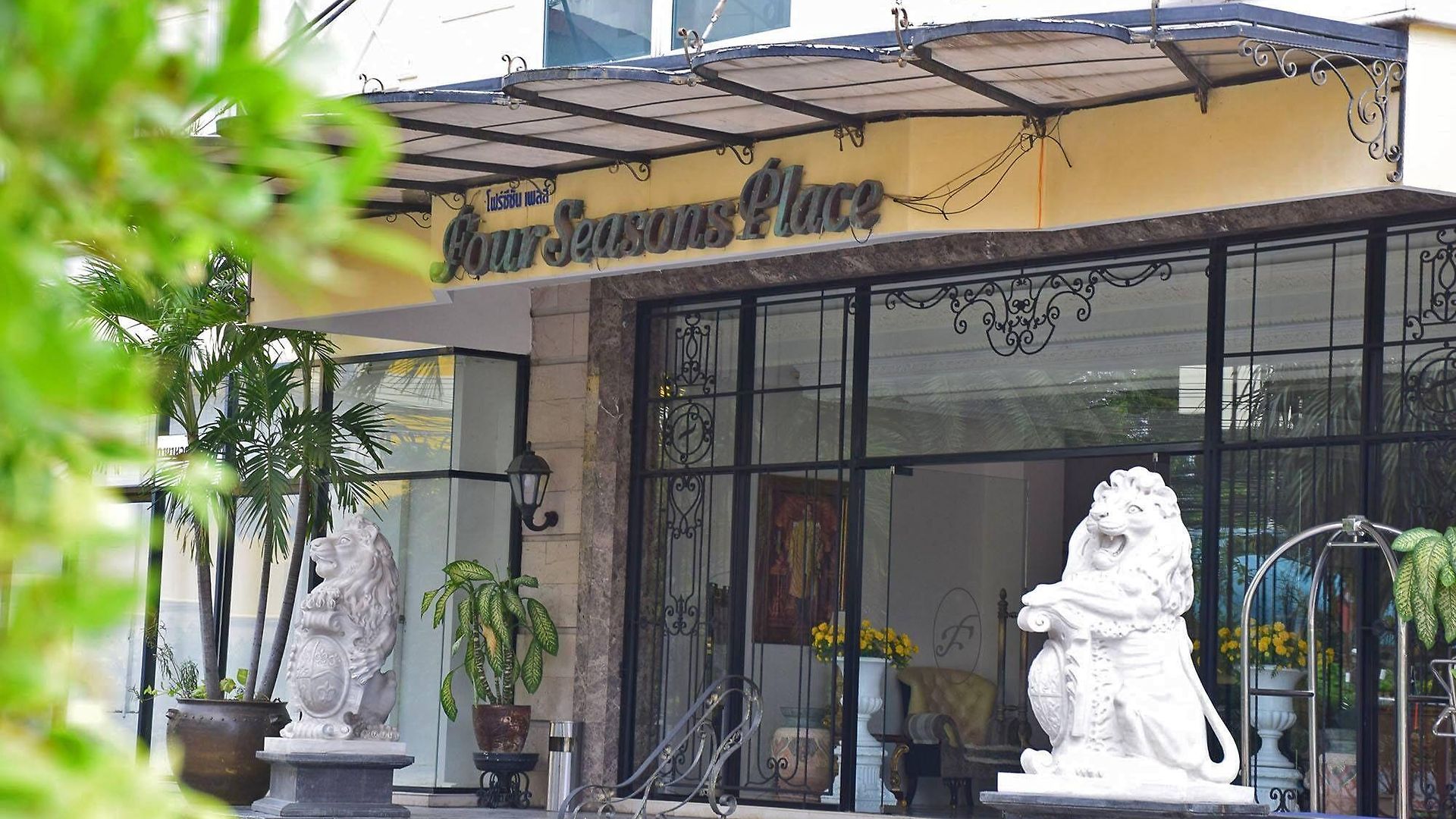 Four Seasons Place โรงแรม